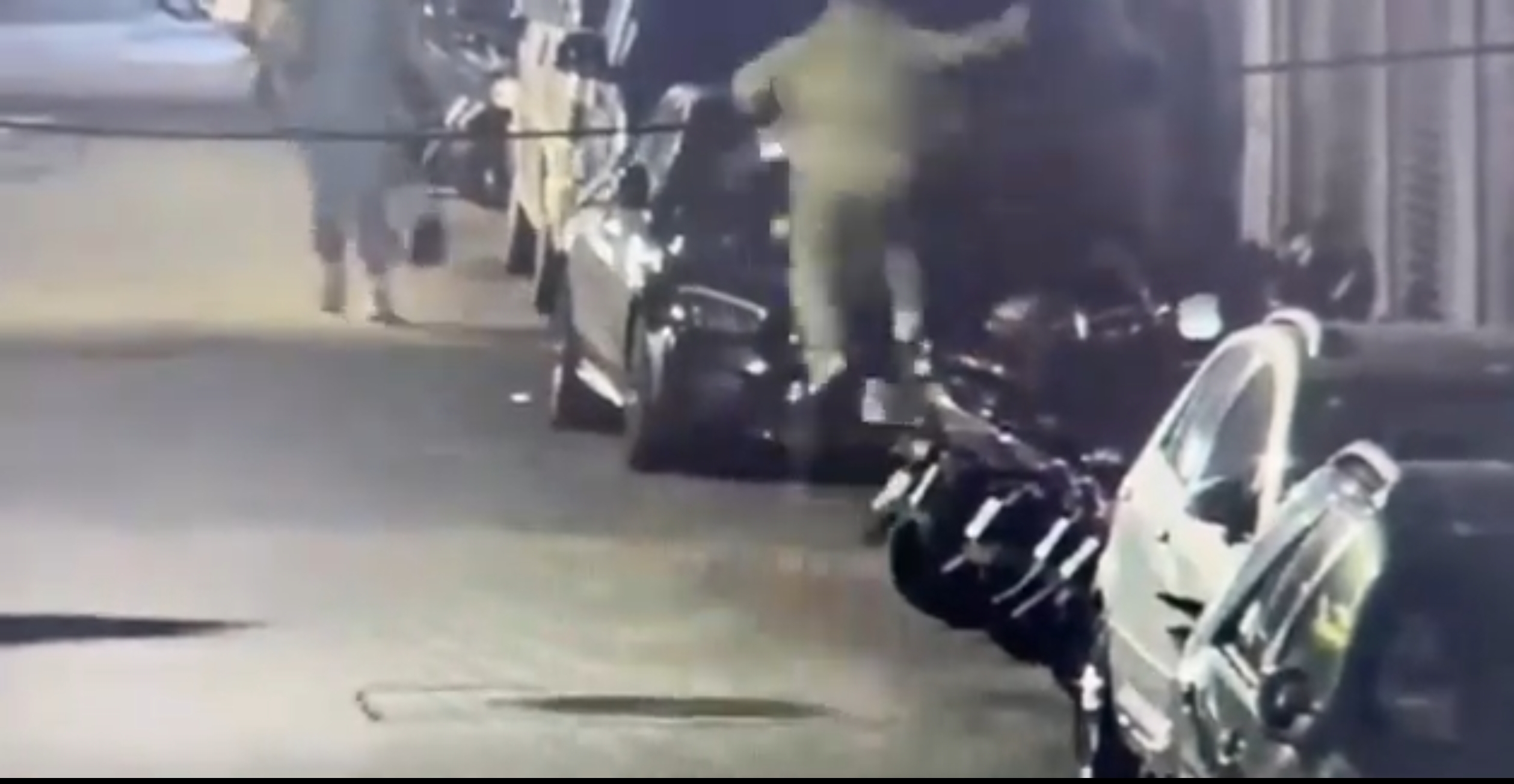 儘管已77歲,柯一正身手仍十分靈活矯健,一下就跳上人家車子的引擎蓋。(翻攝畫面)