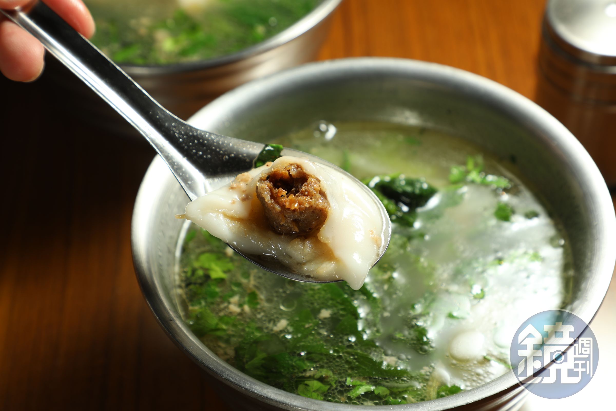 「味香鮮肉湯圓」的鹹湯圓外皮薄而Q彈,內餡飽滿,湯底以大量小白菜與肉燥熬煮,湯頭清爽不膩,讓裴社長回味無窮。