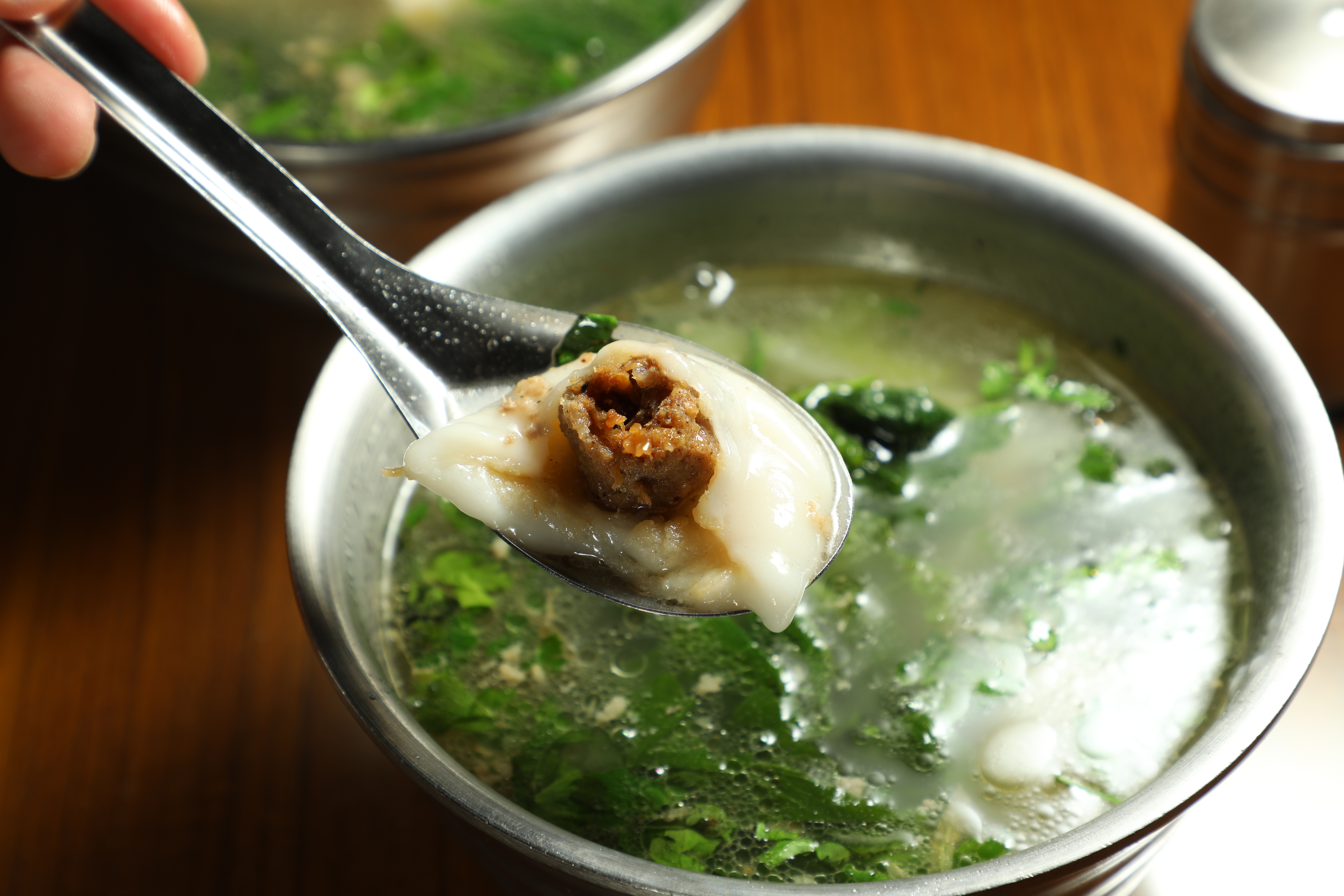 「味香鮮肉湯圓」的鹹湯圓外皮薄而Q彈，內餡飽滿，湯底以大量小白菜與肉燥熬煮，湯頭清爽不膩，讓裴社長回味無窮。