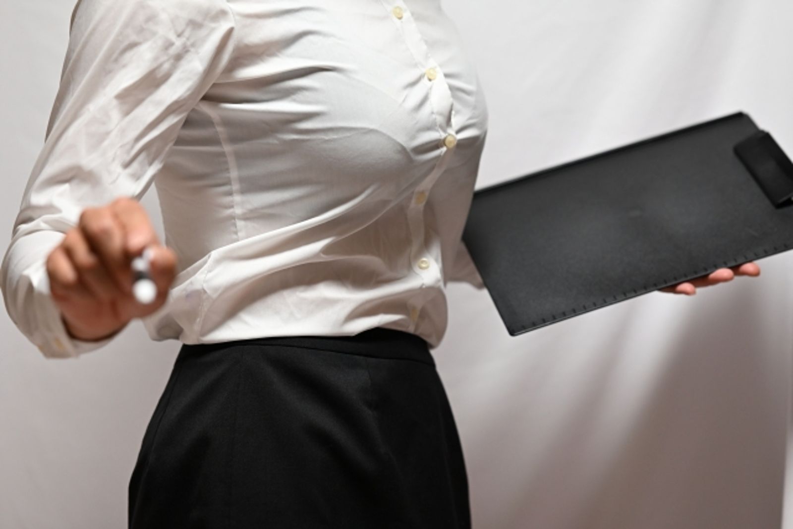 「吃飯吃到床上」軍人老公偷情餐廳闆娘 年薪700萬證券副總妻反擊!小三哭哭了