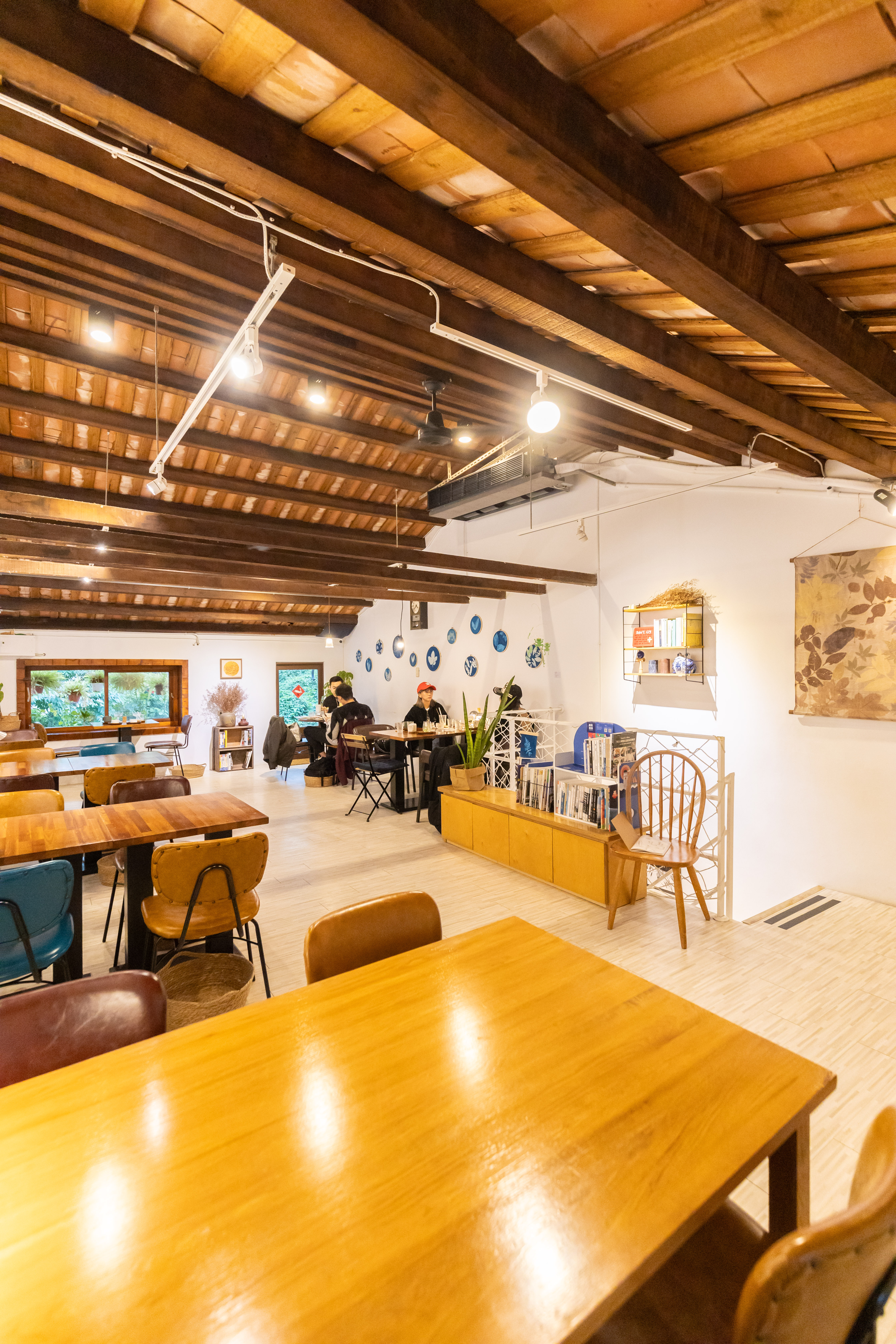 二樓用餐區也是策展與藝文空間,屋頂還保留下金山老屋韻味。