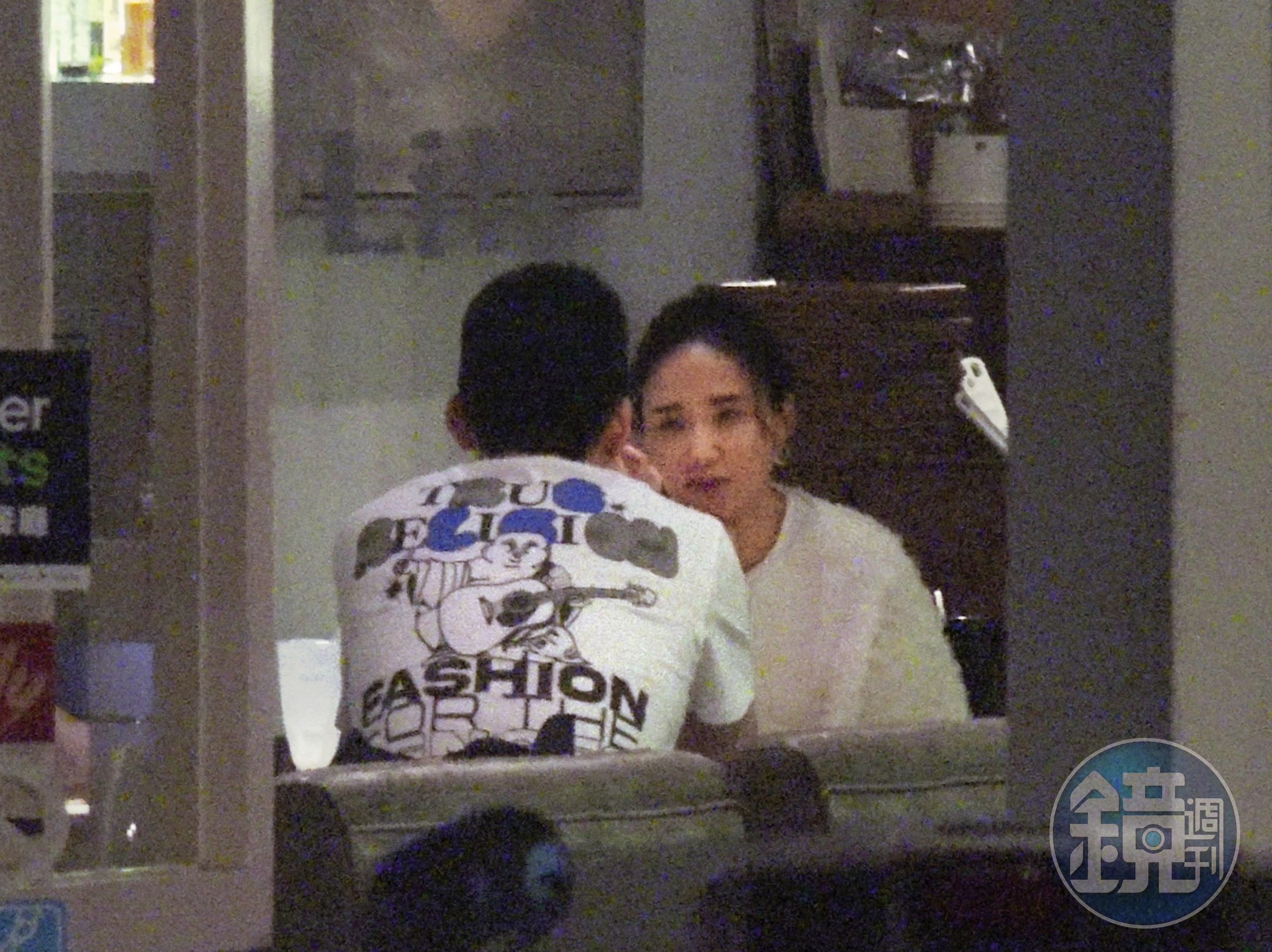 5月3日20：58，何妤玟與長相斯文的眼鏡男共進晚餐。