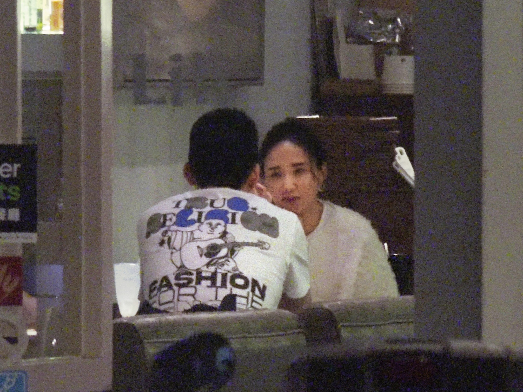 5月3日20：58，何妤玟與長相斯文的眼鏡男共進晚餐。
