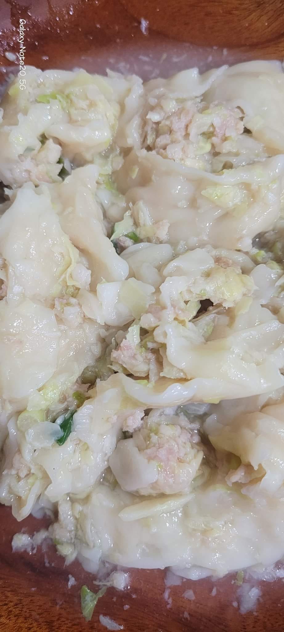  有人在臉書社團po文，曬出自己煮水餃「皮開肉綻」的失敗照片，引起熱議。（翻攝自爆怨公社）