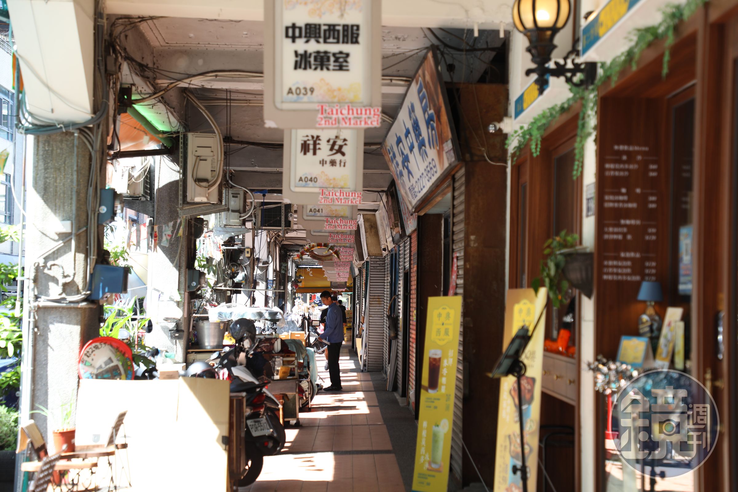 中山路一側的的第二市場店面仍有許多老舖熟面孔。