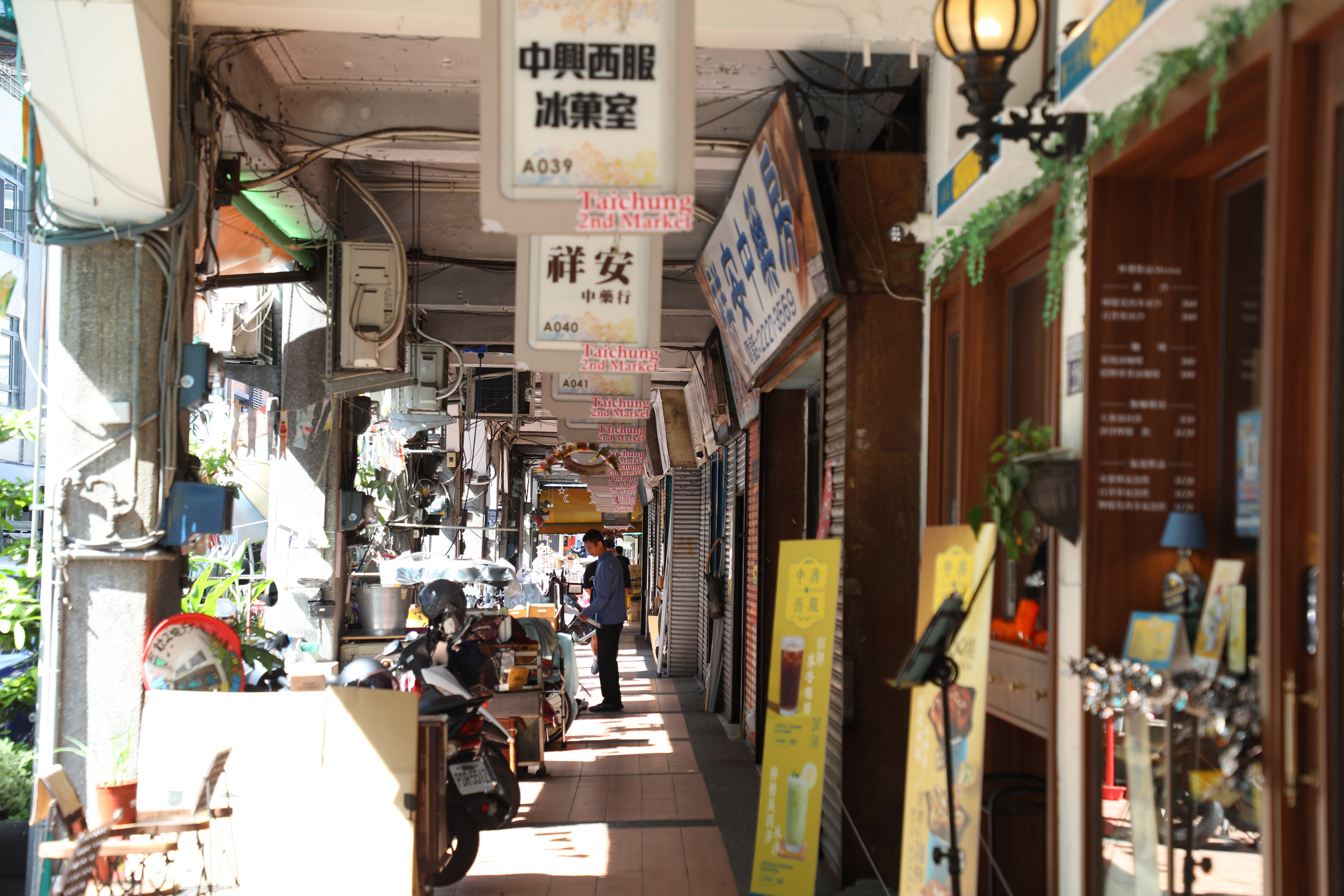 中山路一側的的第二市場店面仍有許多老舖熟面孔。
