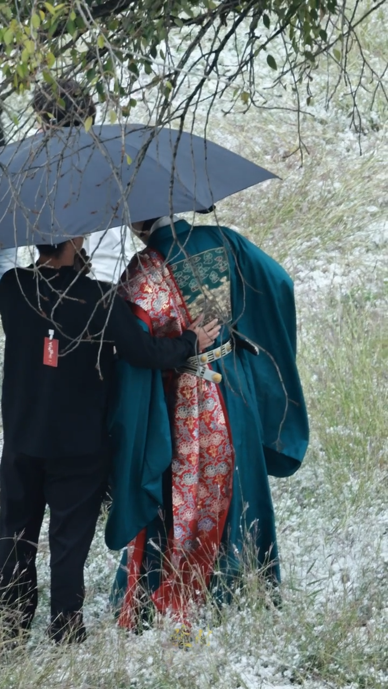 丁禹兮下馬後馬上到一旁冷靜一下，走路都走不太穩。（網路圖片）