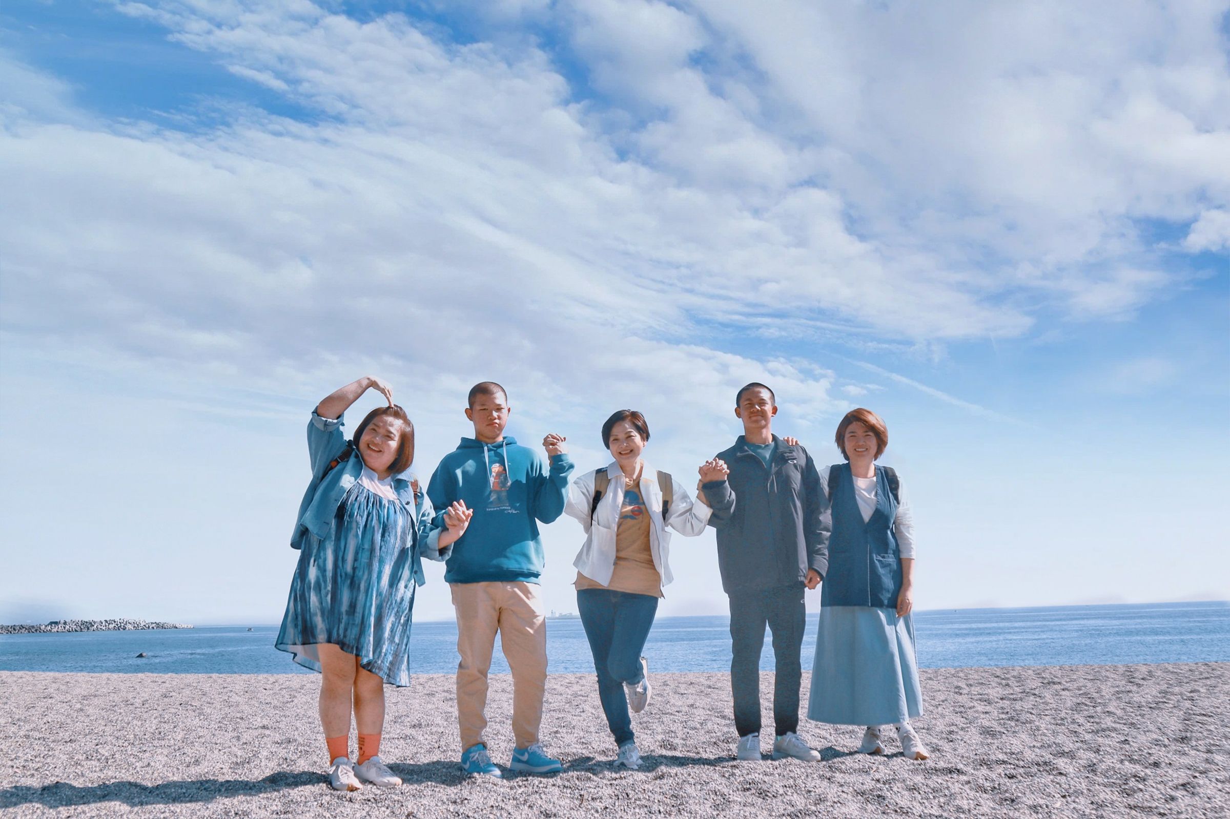 楊貴媚(中)、鍾欣凌(左)、嚴藝文(右)到日本高知拜訪在當地求學的棒球體育生黃國善(左二)與謝喬恩(右二)。(桂田文創提供)