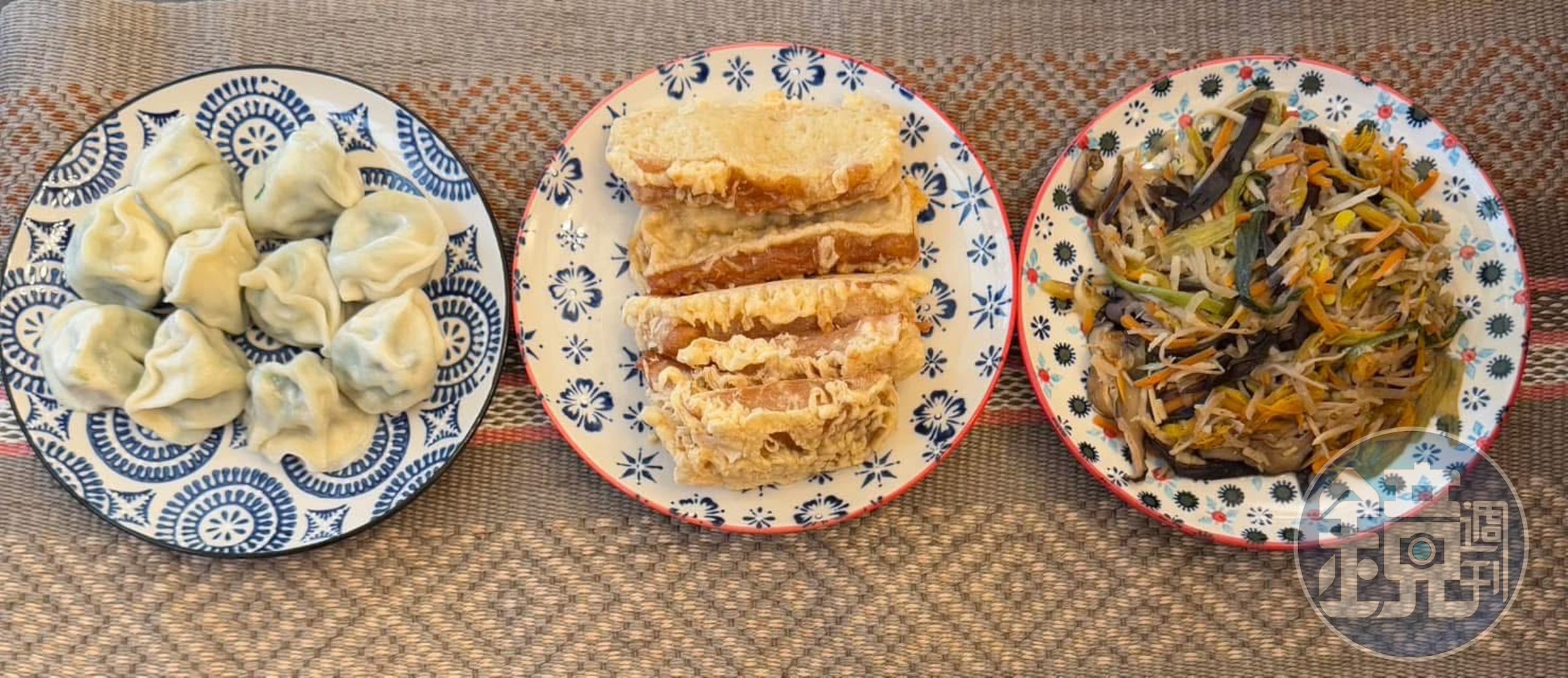 我家除一吃素，早上是年糕，中午素什錦（十全如意菜），晚上素餃子，而且這三餐都要先拜拜才吃。