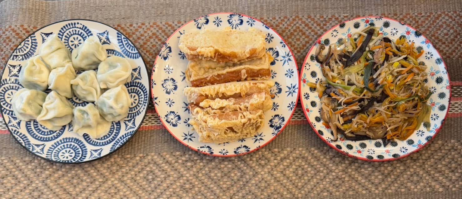 我家除一吃素，早上是年糕，中午素什錦（十全如意菜），晚上素餃子，而且這三餐都要先拜拜才吃。