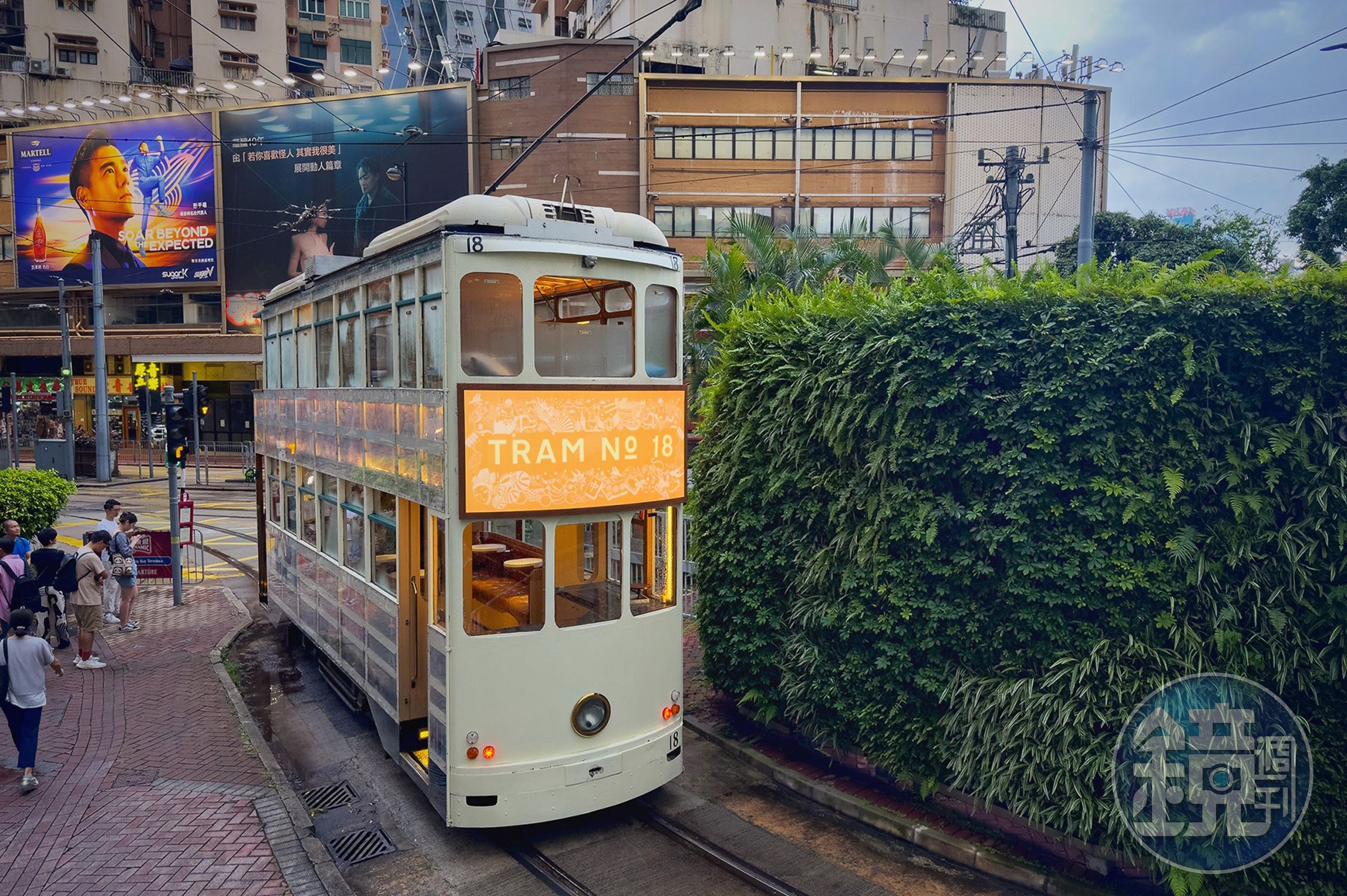 車體外部裝設燈箱的TRAM No.18,夜間行駛在香港街頭相當引人注目。