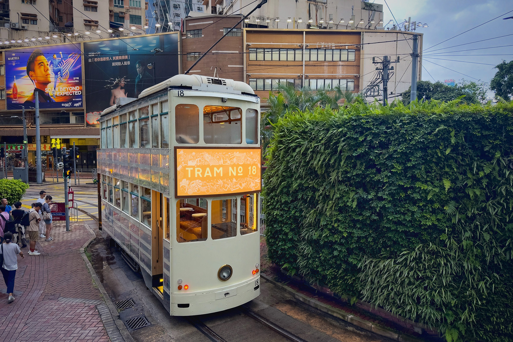 車體外部裝設燈箱的TRAM No.18，夜間行駛在香港街頭相當引人注目。