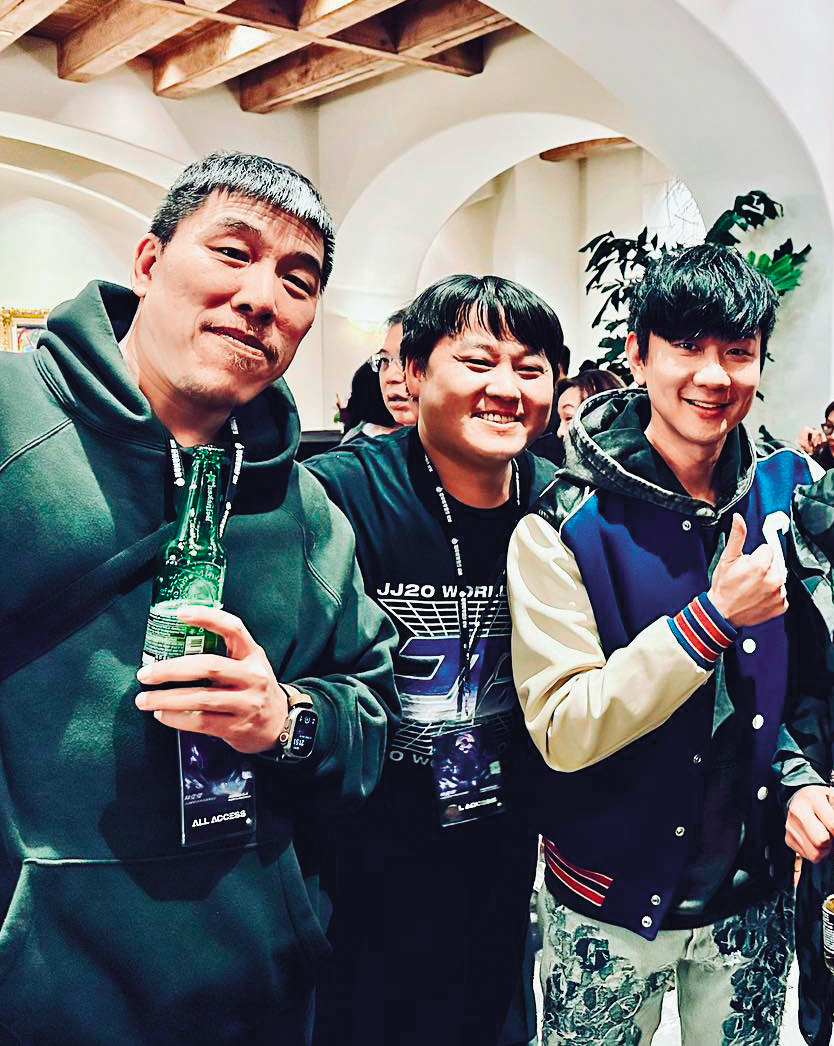 周佑洋（左）擔任JJ 20世界巡迴演唱會製作人，海外場結束後，與林俊傑（右）一起慶功。（翻攝自JJ臉書）
