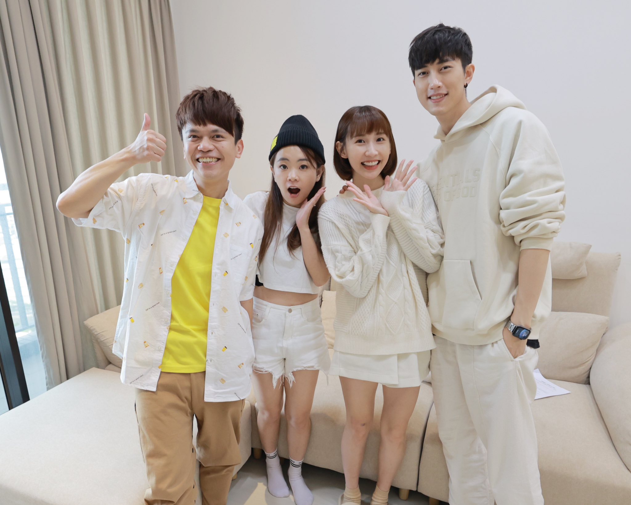 蔡阿嘎曬出粿粿跟范姜彥豐「同框合照」，發現有許多情侶都已結束關係，讓他「不寒而慄」驚呼，「這算不算是一種反指標」。（翻攝蔡阿嘎臉書）