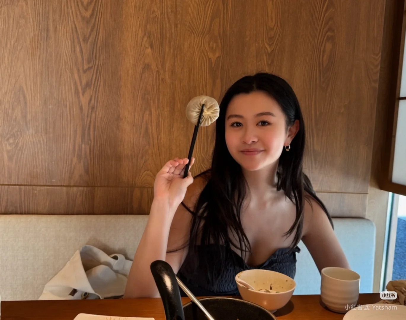 沈日在社群分享北京旅遊生活照，穿上細肩帶背心的她大方放送事業線，輕鬆自在的狀態大獲好評。（翻攝沈日小紅書）