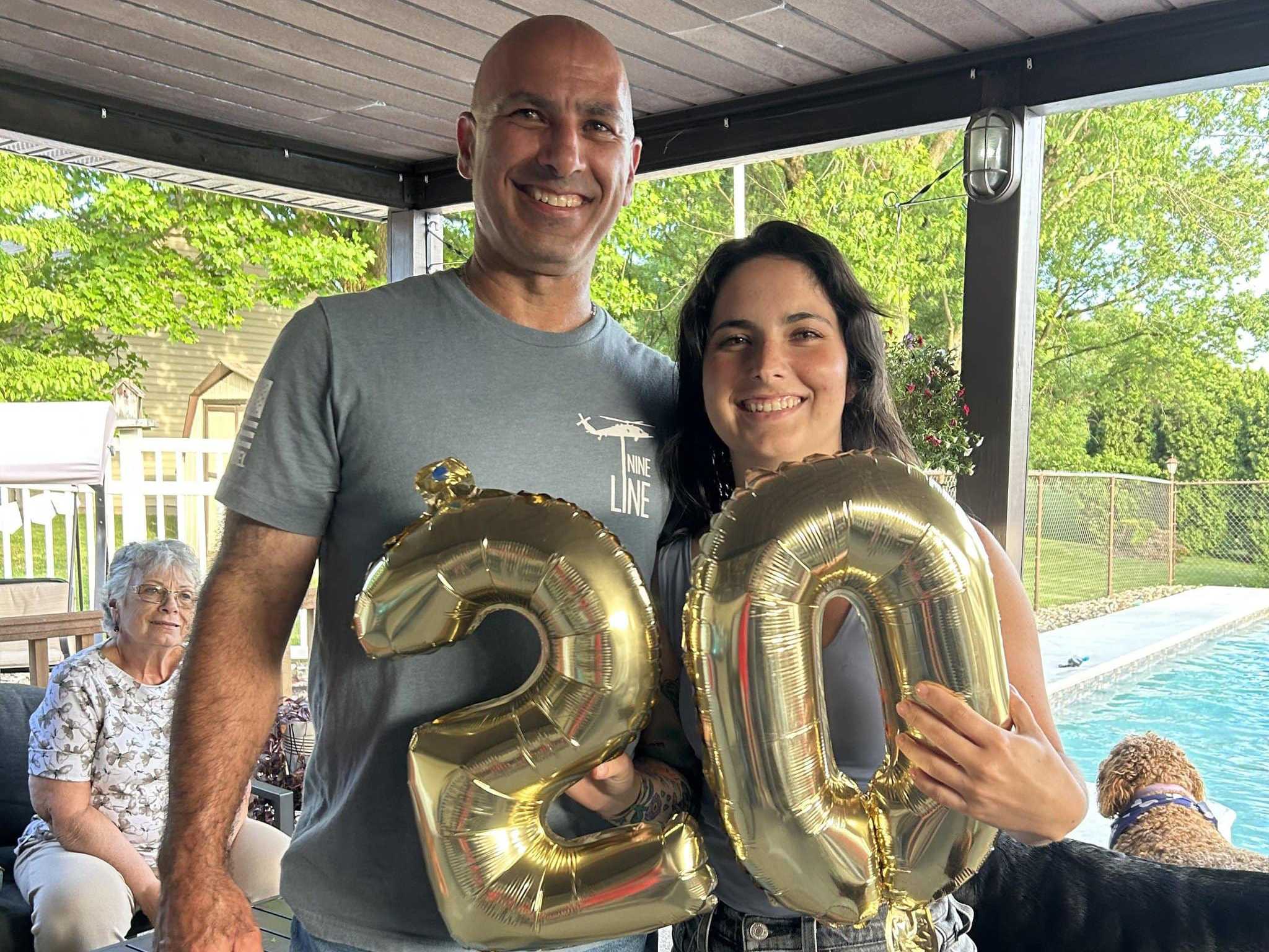 消防員康佩托雷（左）在川普遇襲晚會上為了保護家人不幸逝世。（翻攝自Allyson Comperatore臉書）