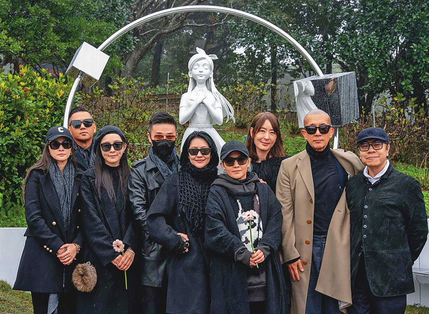 上月大S紀念雕像揭幕，眾星好友都來參加。（翻攝自臉書）