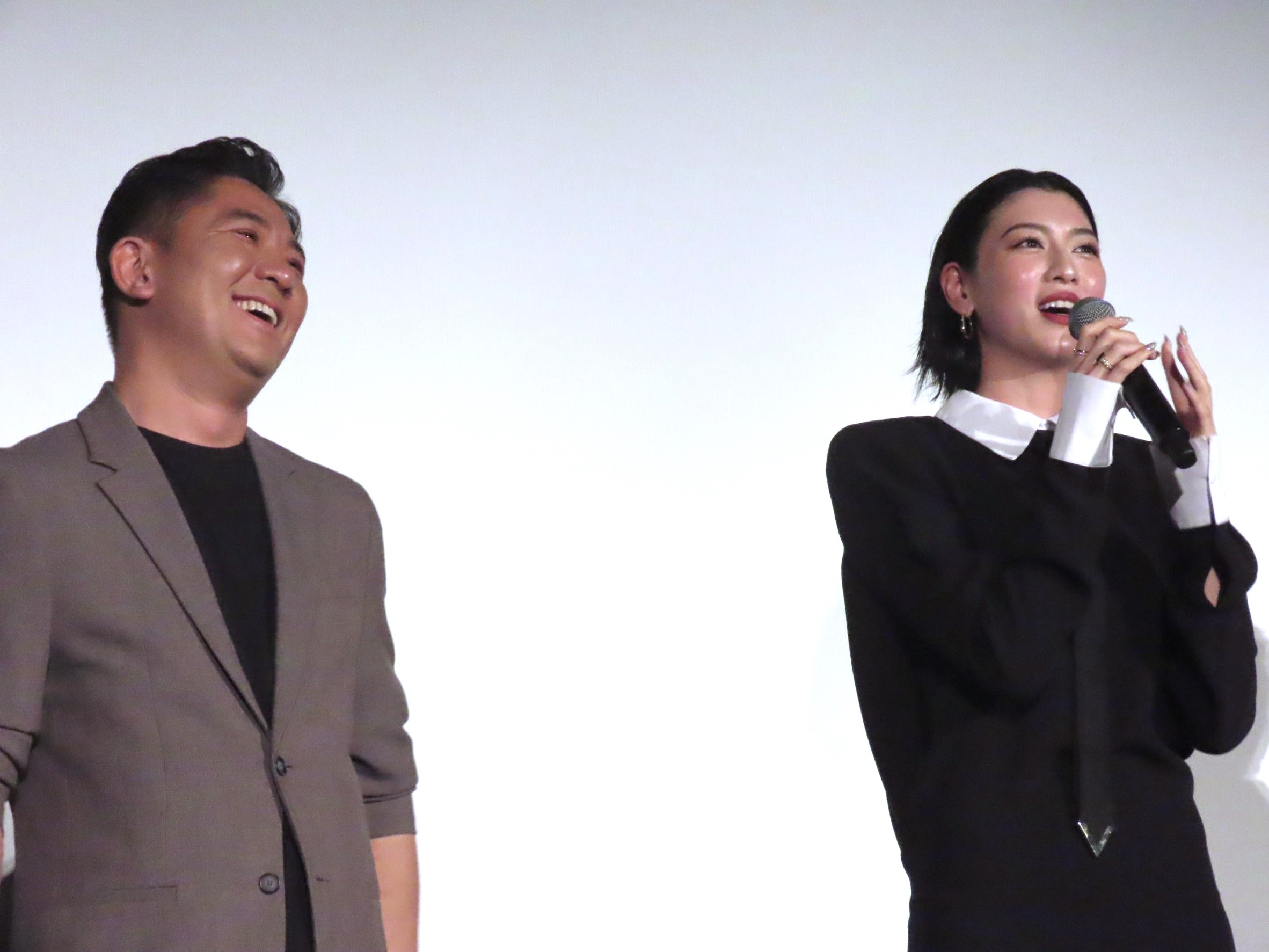 三吉彩花（右）今出席主演電影《KNUCKLE GIRL》的東京影展播映活動，她特地用韓文打招呼，卻緊張到臉紅。左為導演Chang。