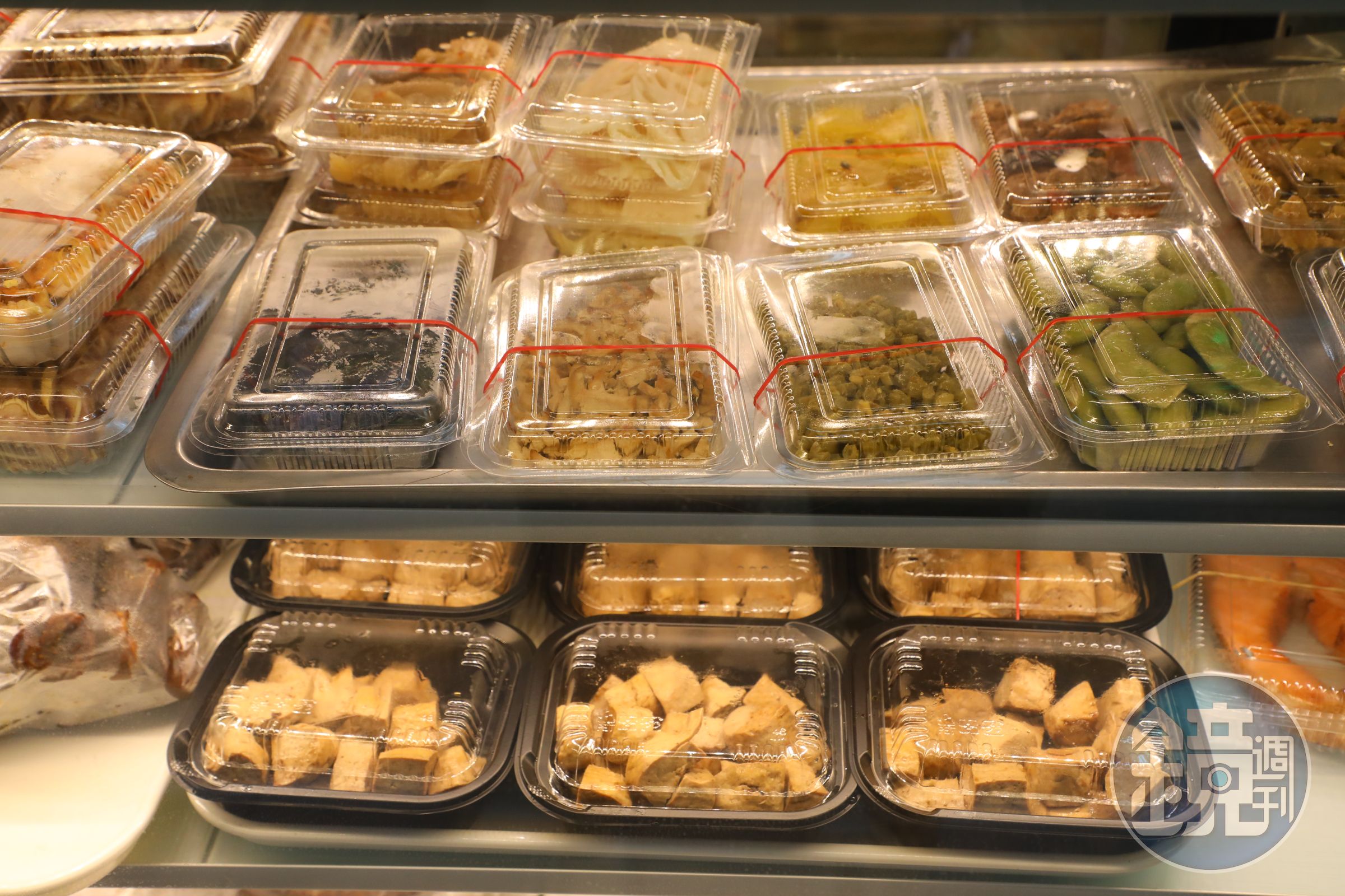 所有食材都整齊裝在塑膠盒中，客人點了就可以拿走。