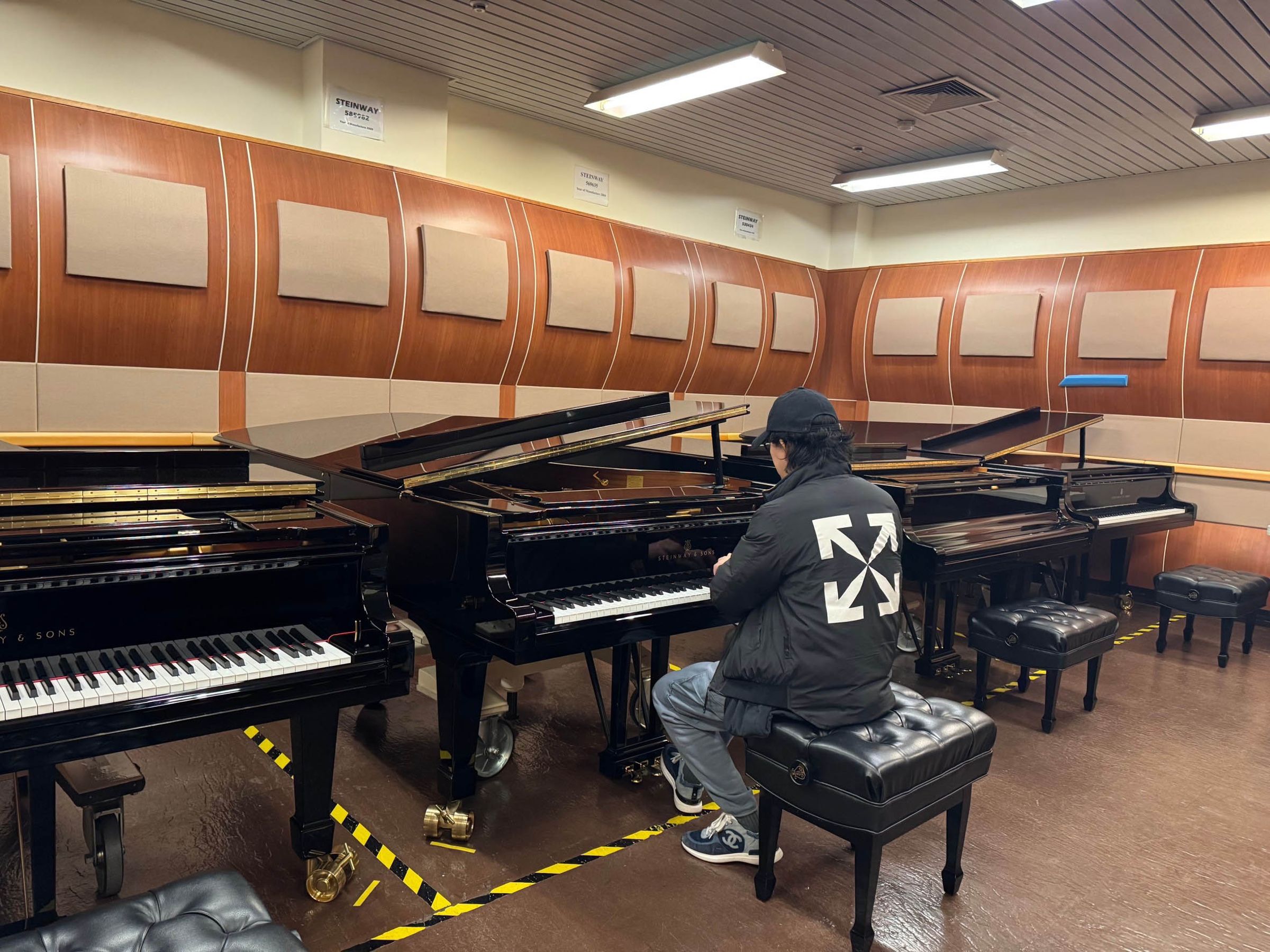 鋼琴家李雲迪昨（7日）抵台即直奔國家音樂廳試琴。（好滿意音樂提供）