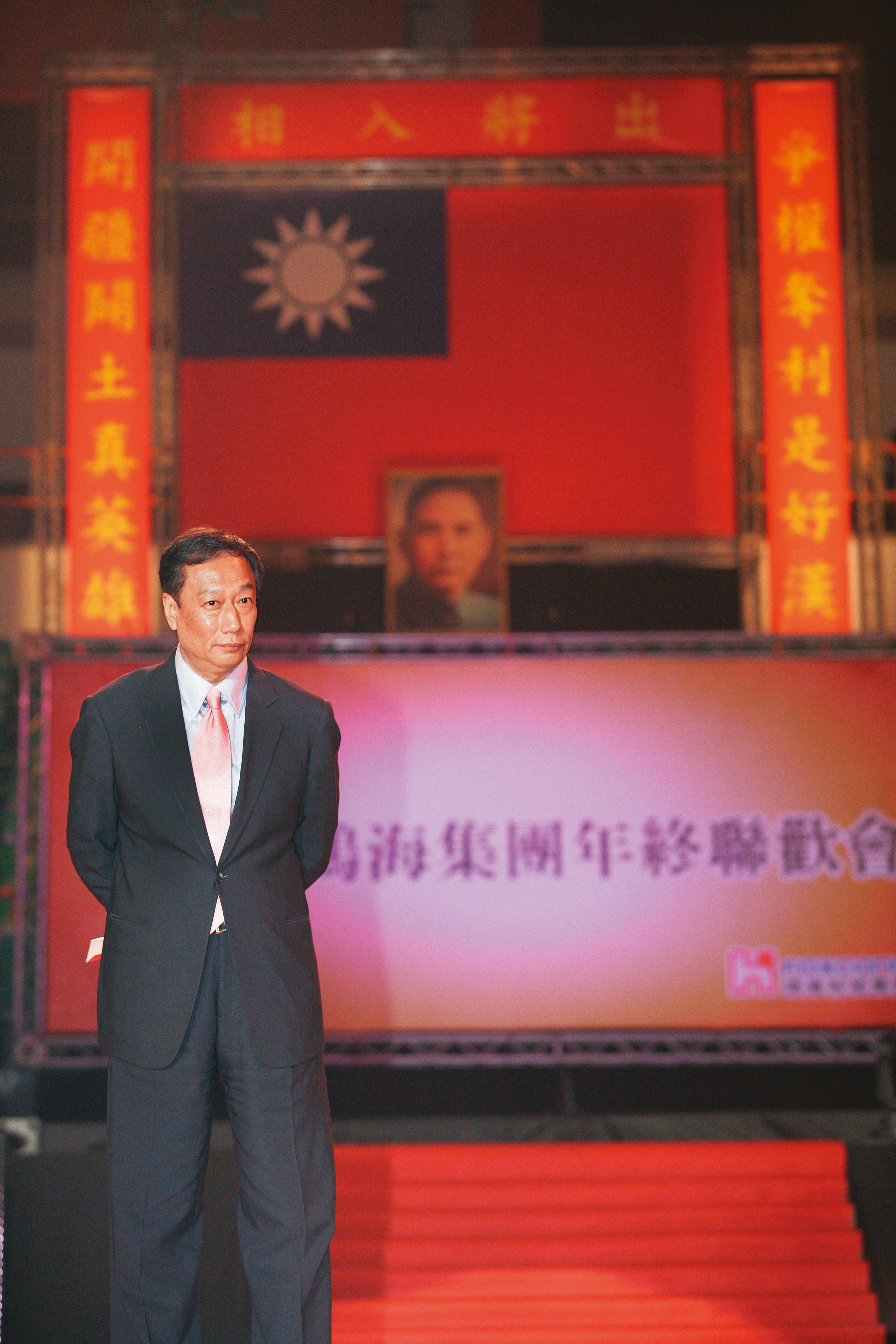 創辦人郭台銘霸主個性，在鴻海尾牙對聯寫下：「爭權奪利是好漢、開疆闢土真英雄。」鼓勵狼性文化。（今周刊提供）