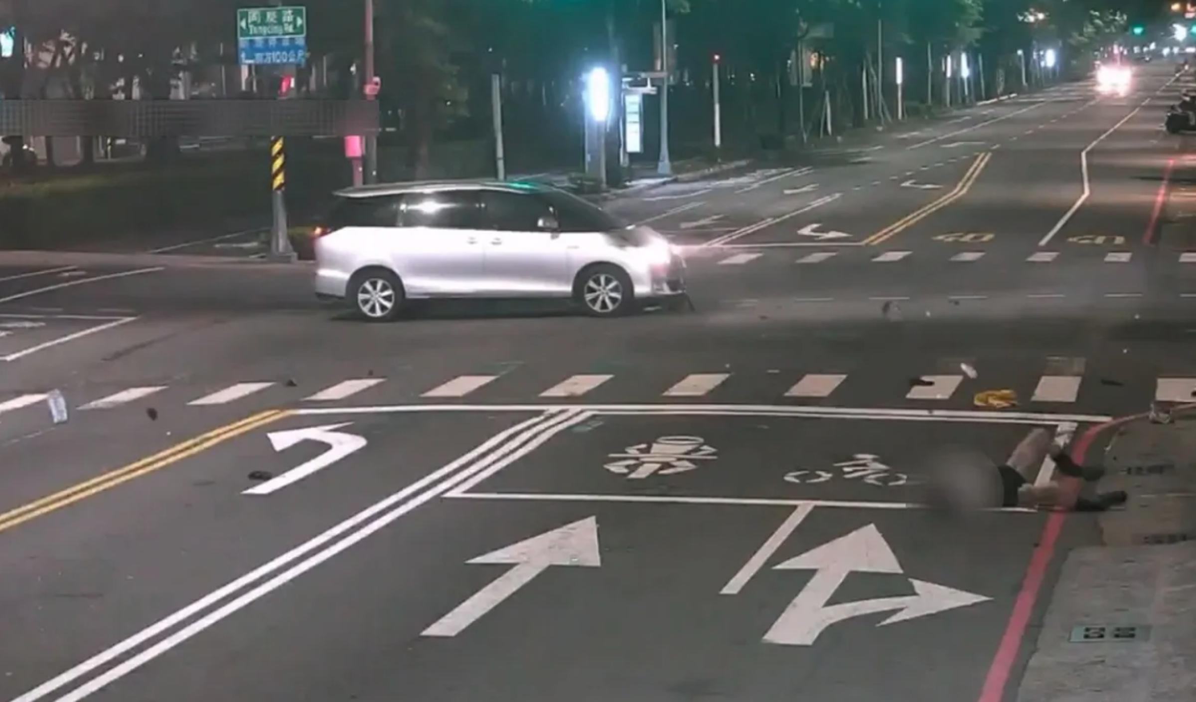 鄭姓女子今日凌晨騎機車遭休旅車撞上，空中翻滾後重摔路邊。（翻攝畫面）