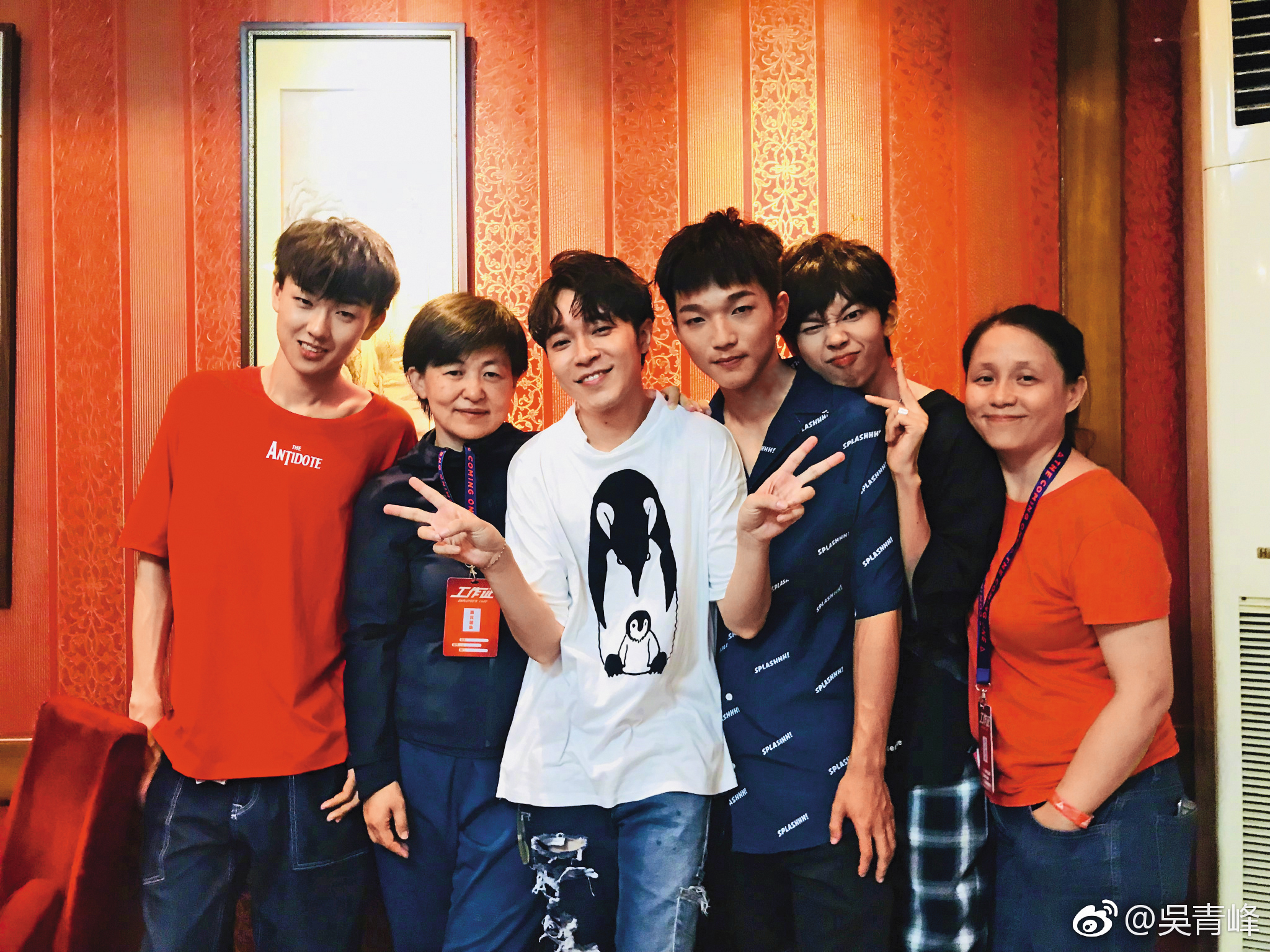 青峰（左三）曾赴中國大陸參加陸綜《明日之子》，擔任選秀導師。（翻攝自青峰微博）