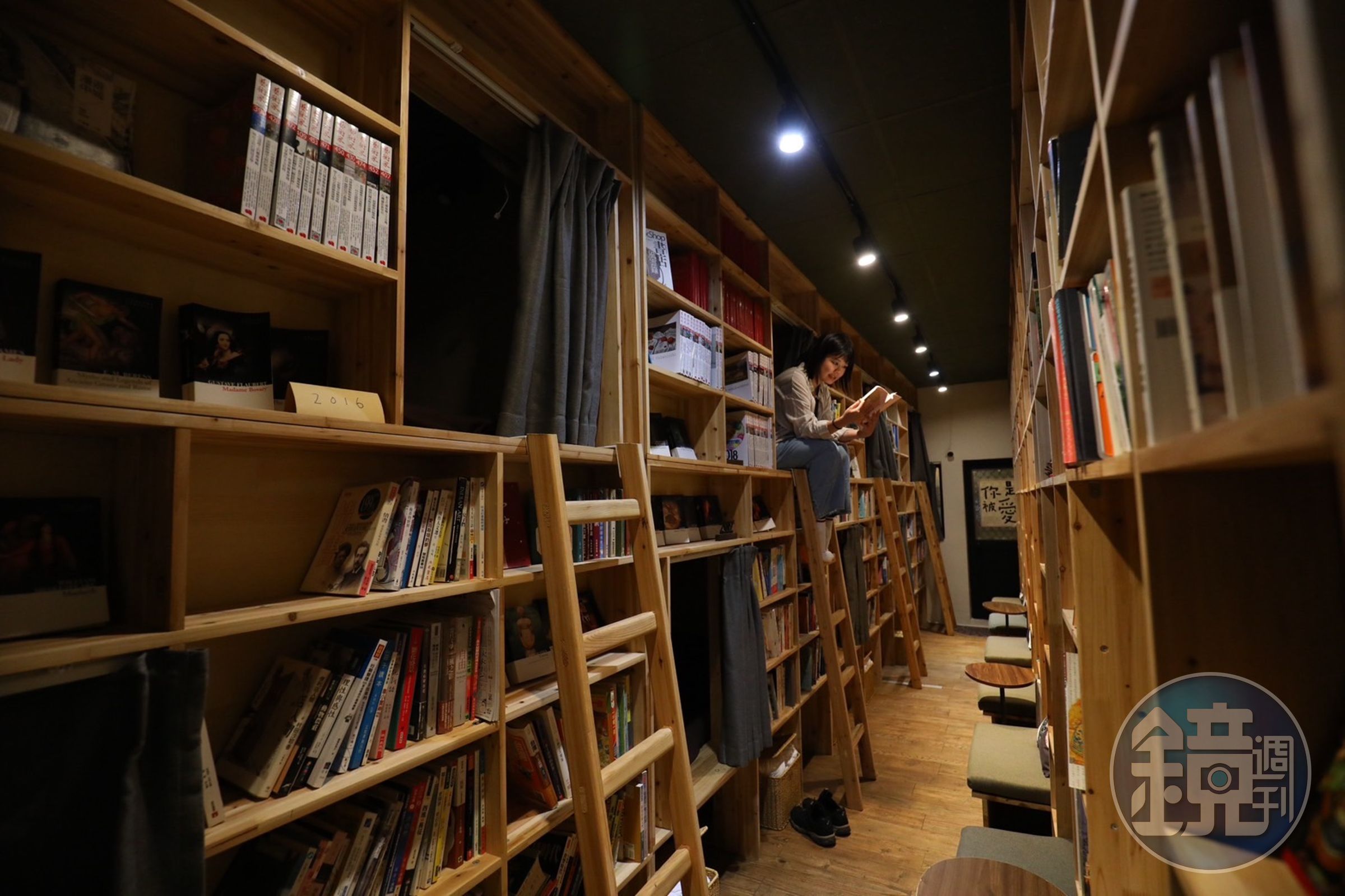 書店一、二樓皆設有臥鋪，可以在書海中進入夢鄉。