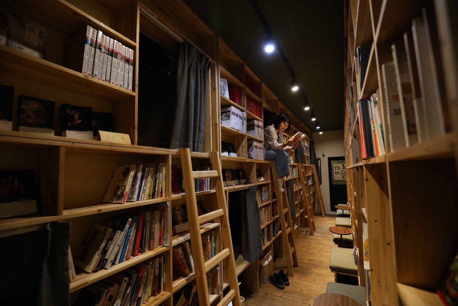 書店一、二樓皆設有臥鋪，可以在書海中進入夢鄉。
