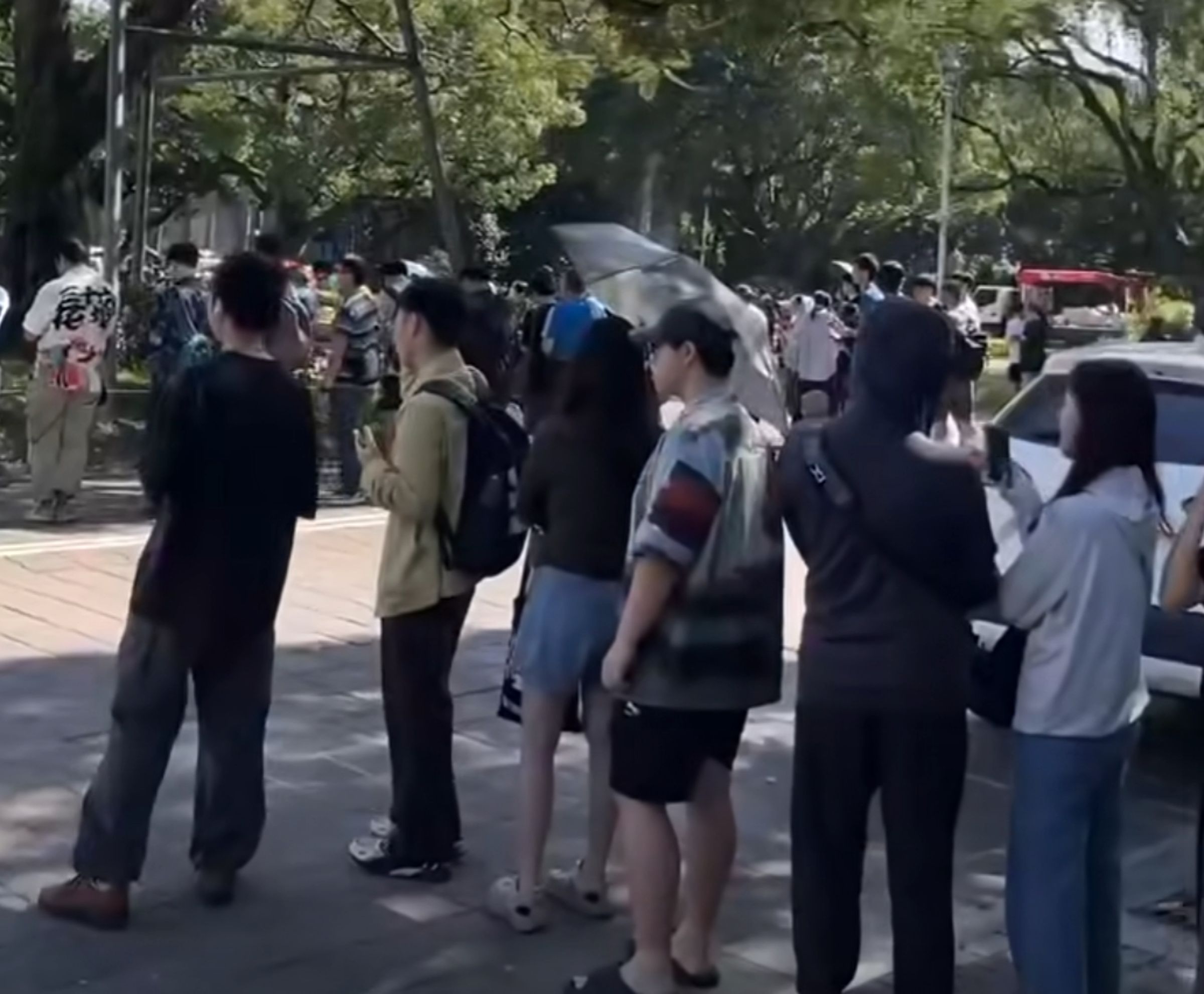 有網友預測大翻車，宣布16日中午在台大傅鐘發雞排，結果今天中許多人前來排隊卻慘遭放鳥。（翻攝臉書／黑特帝大）