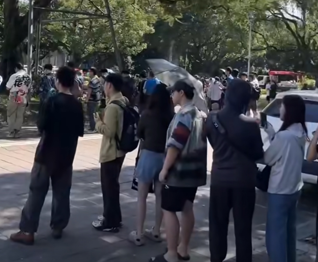 有網友預測大翻車，宣布16日中午在台大傅鐘發雞排，結果今天中許多人前來排隊卻慘遭放鳥。（翻攝臉書／黑特帝大）