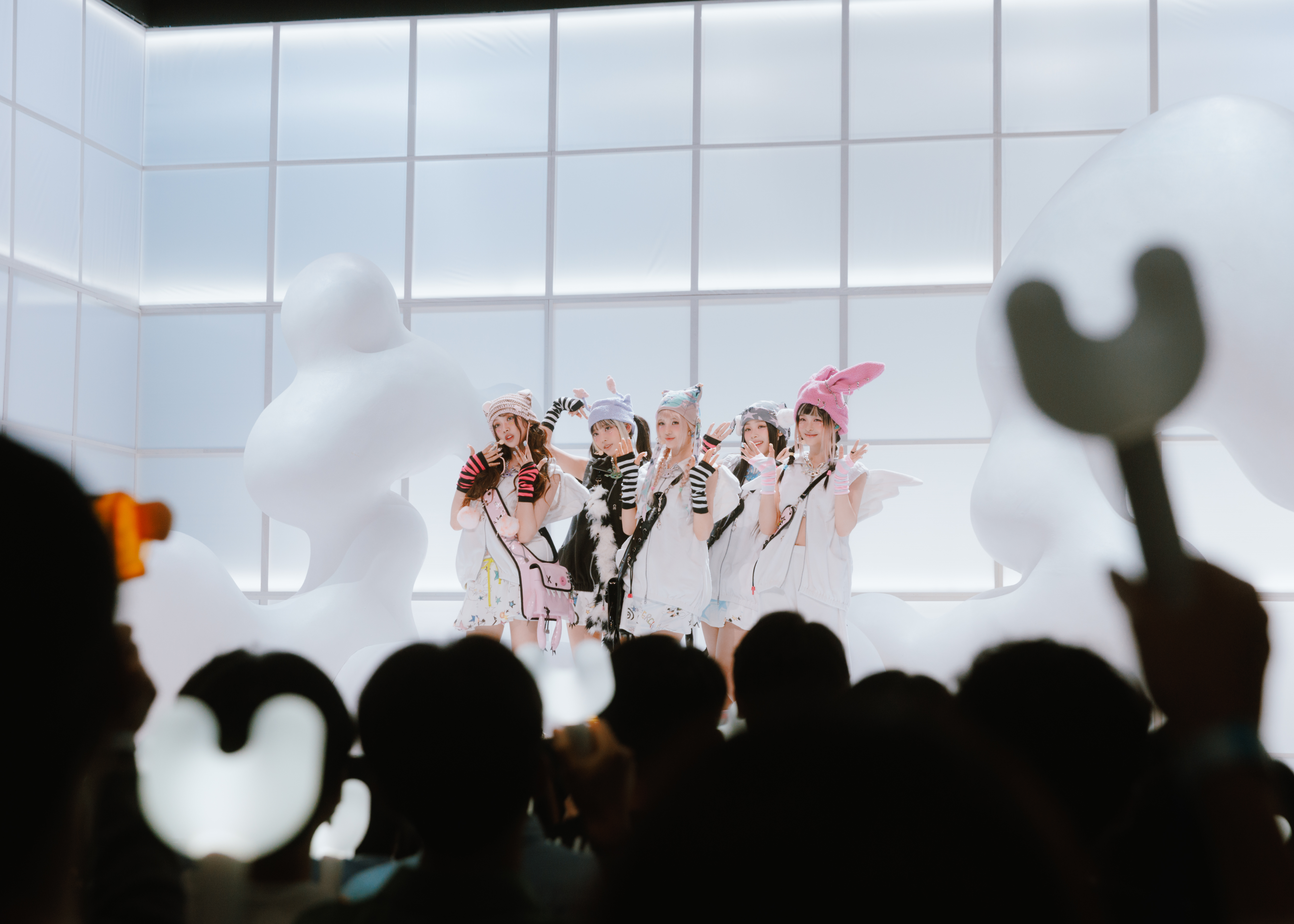韓團NewJeans首度在美國大型頒獎典禮開唱。(Billboard Music Awards提供)