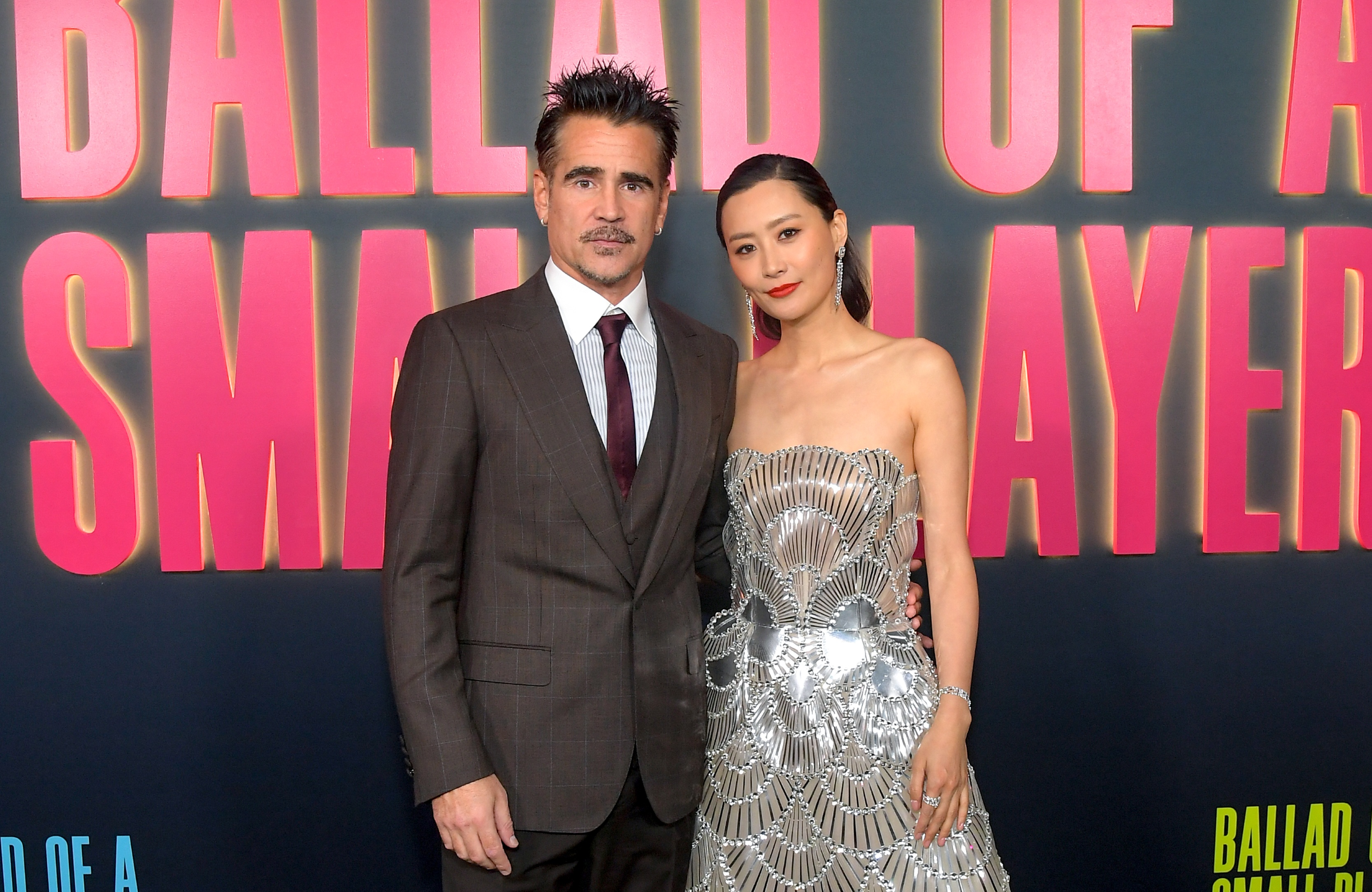 柯林法洛（左）與陳法拉（右）出席《小人物之歌》洛杉磯首映。（Netflix提供）