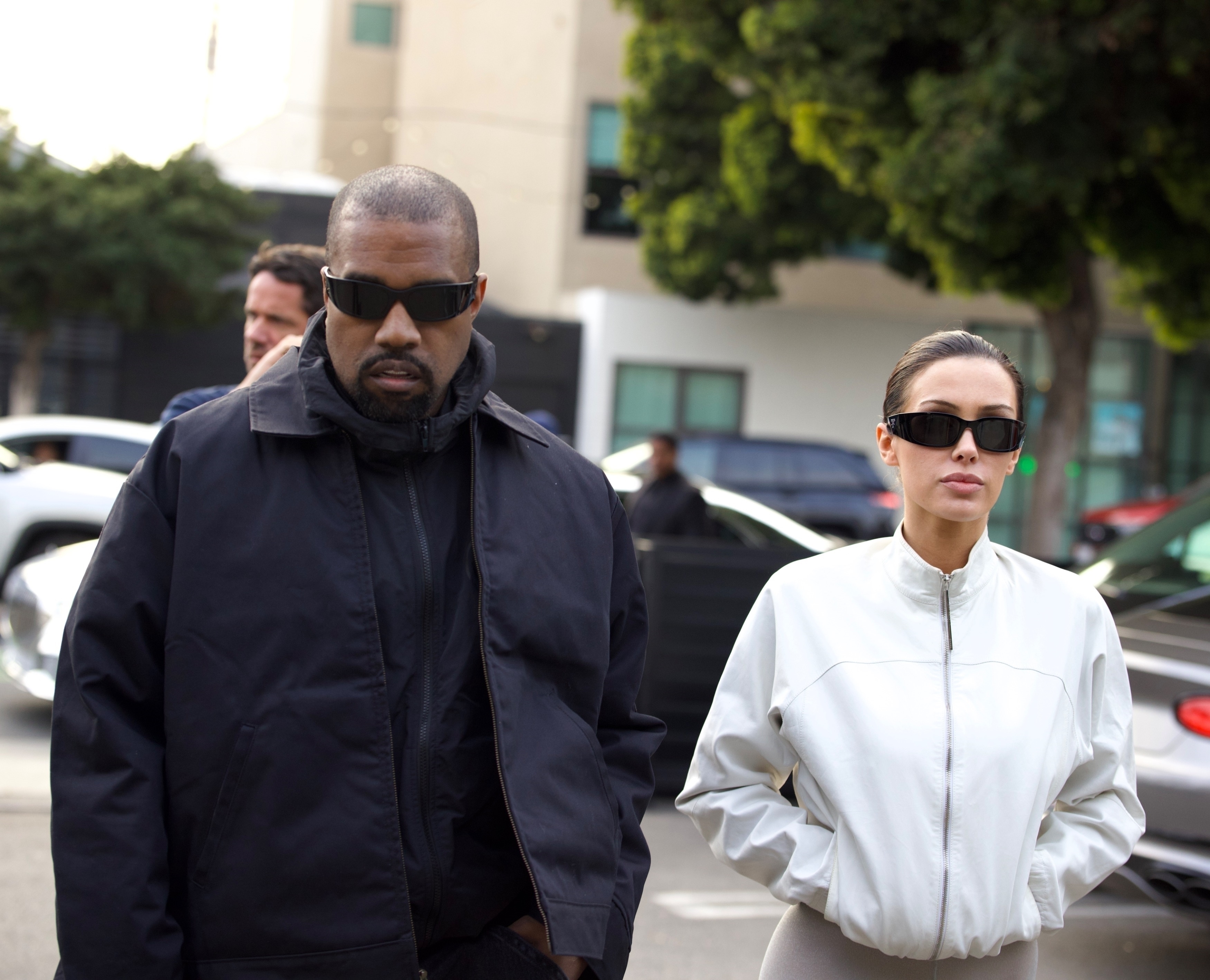 改名為「Ye」的肯伊威斯特（左）與比安卡森索里（右）難得也有穿得人模人樣的平凡時刻。（東方IC）