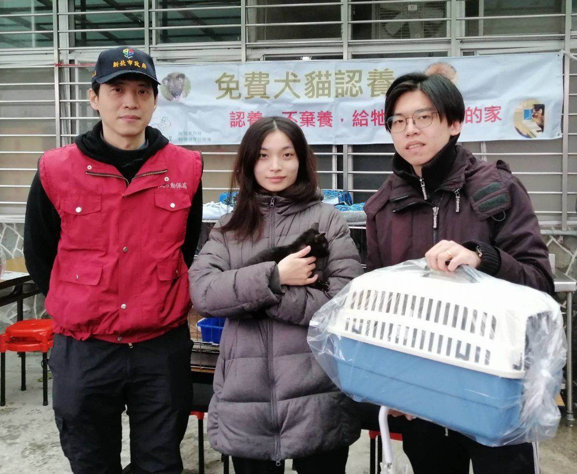 新北市動保處呼籲民眾，在認養前應充分考慮自身的生活狀況，並做好終生飼養的規劃。（新北市動保處提供）