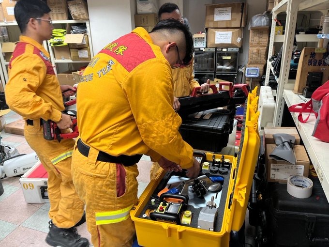 日本地震陸續傳災情，台灣國內多個縣市的消防特搜也整裝待命，準備隨時馳援。（翻攝自X@hwhayashite）