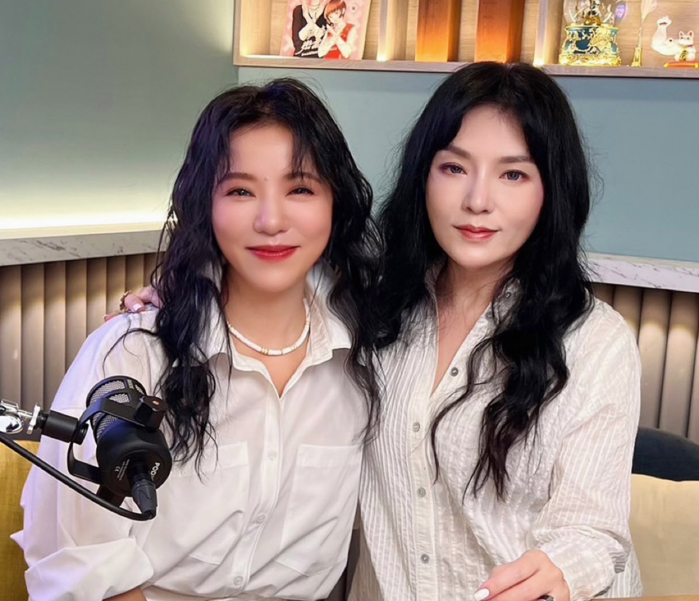 丁噹與唐綺陽（右）被開玩笑說是失散姐妹，兩人一見如顧。（相信音樂提供）
