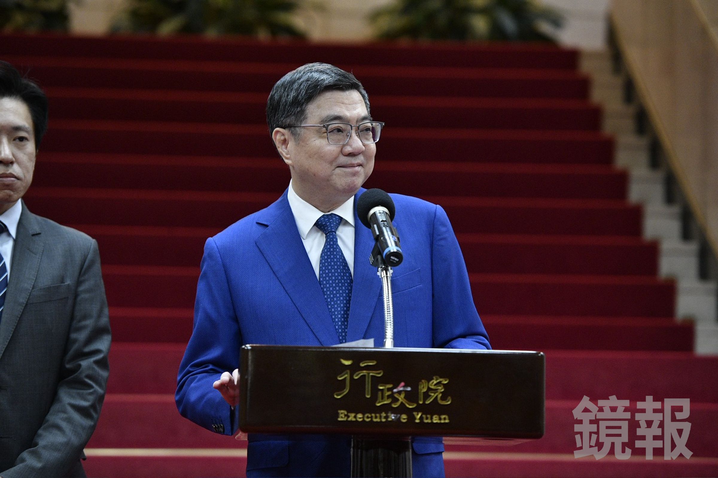 卓揆稱他已兩度拜託考試院院長、考選部部長「題目不要出太難…」讓更多年畢業的輕人進入護理職場。(資料照,鏡報李智為)