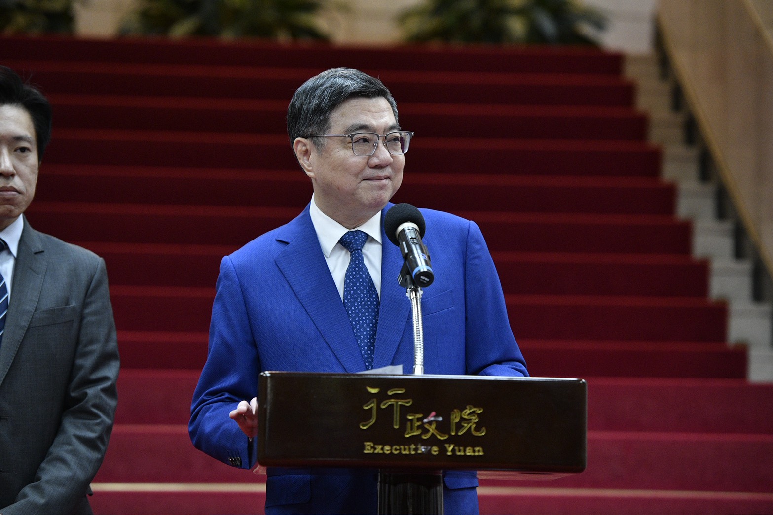 卓揆稱他已兩度拜託考試院院長、考選部部長「題目不要出太難…」讓更多年畢業的輕人進入護理職場。（資料照，鏡報李智為）