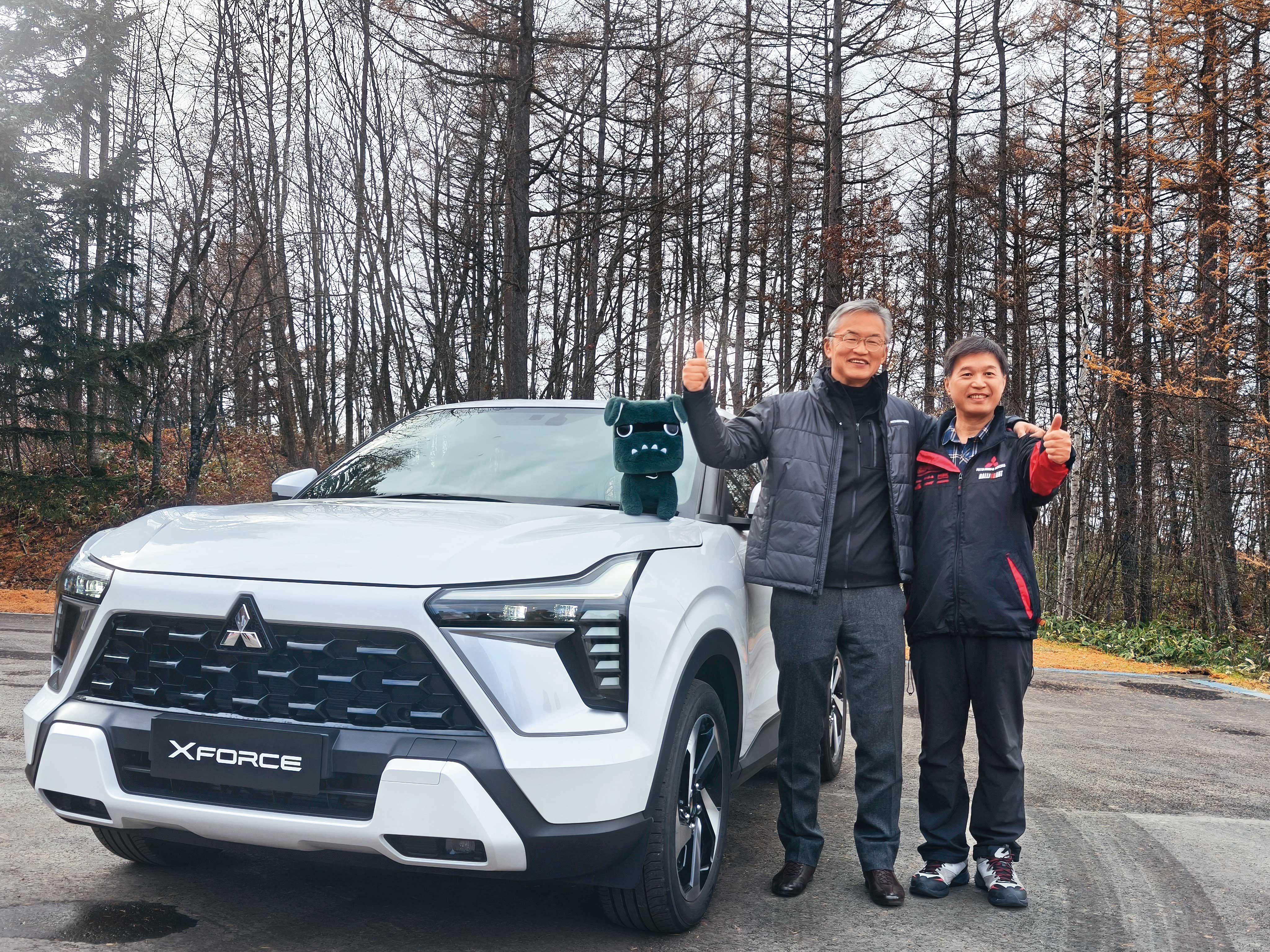 為了替國產跨界休旅XFORCE打響市場,三菱汽車副社長中村達夫(左)與中華汽車總經理曾鑫城(右)特地邀請台灣媒體前往北海道一「試」究竟。