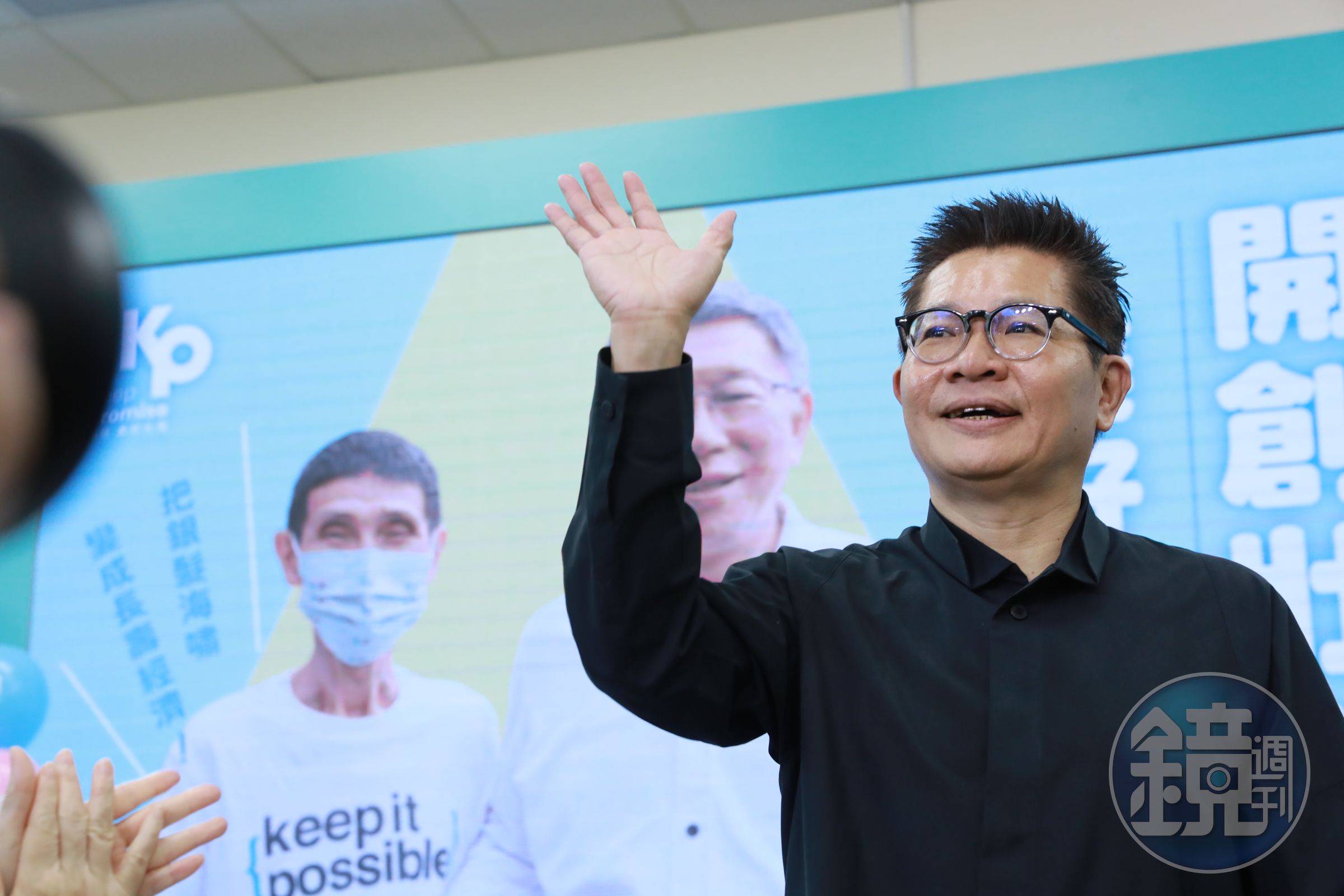 柯文哲延攬壯世代教科文協會理事長吳春城列入民眾黨不分區立委名單。圖為吳春城替柯的壯世代政策記者會擔任引言人。