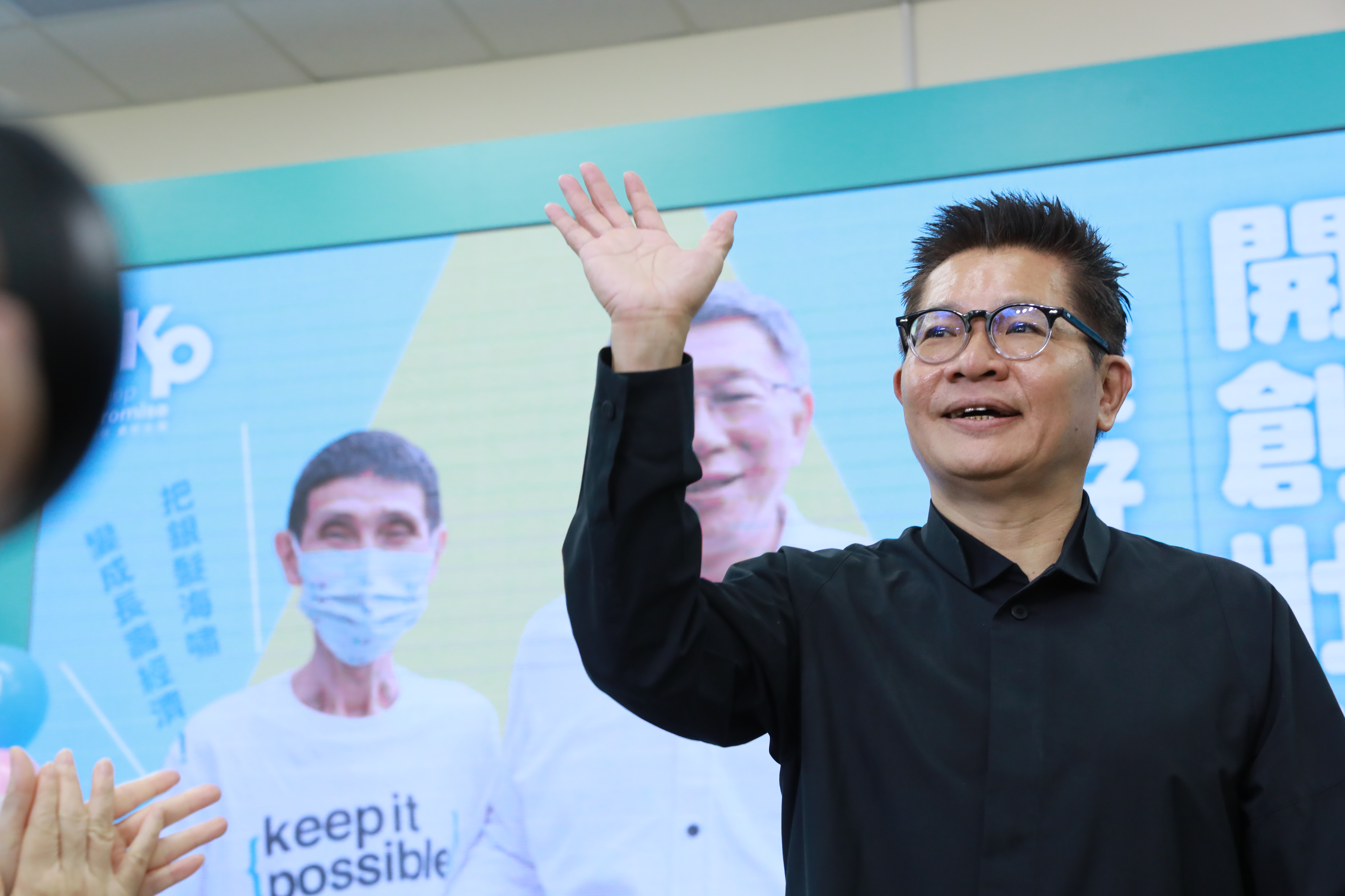 柯文哲延攬壯世代教科文協會理事長吳春城列入民眾黨不分區立委名單。圖為吳春城替柯的壯世代政策記者會擔任引言人。