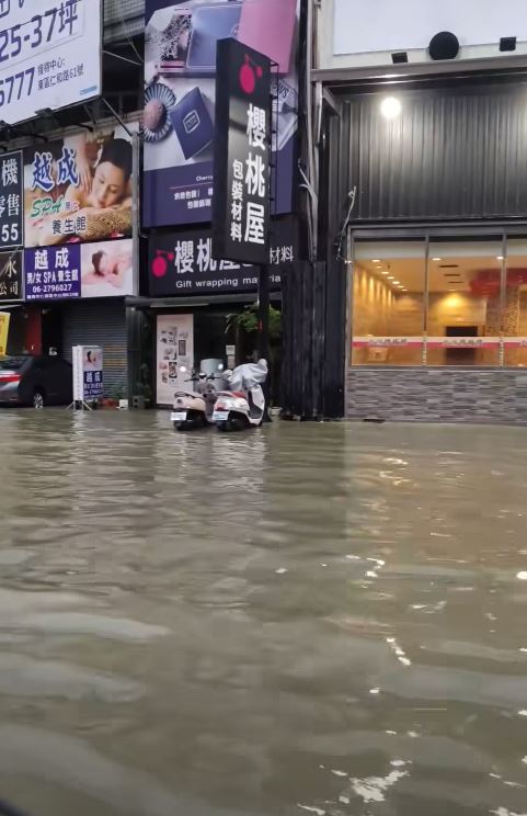 台南仁德交流道前水淹半個輪胎高。(翻攝台南大小事臉書)