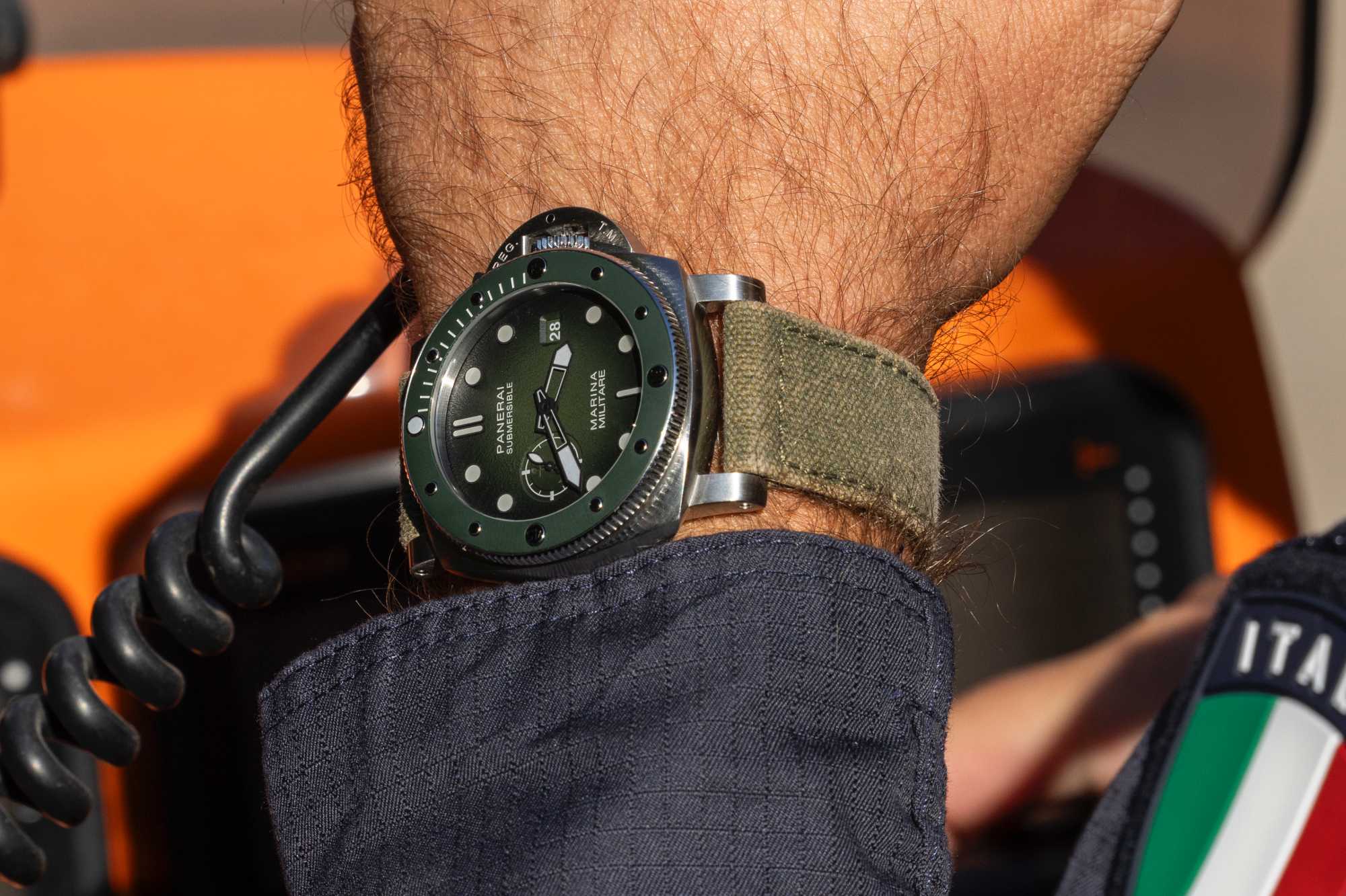 PANERAI Submersible Marina Militare PAM01697 ；功能：時、分、秒指示；日期顯示；秒針歸零 ；機芯：P.900自動上鍊機芯 ；材質：316LVM不鏽鋼 ；錶徑：44mm ；防水：300米 ；定價：NT$366,000。
