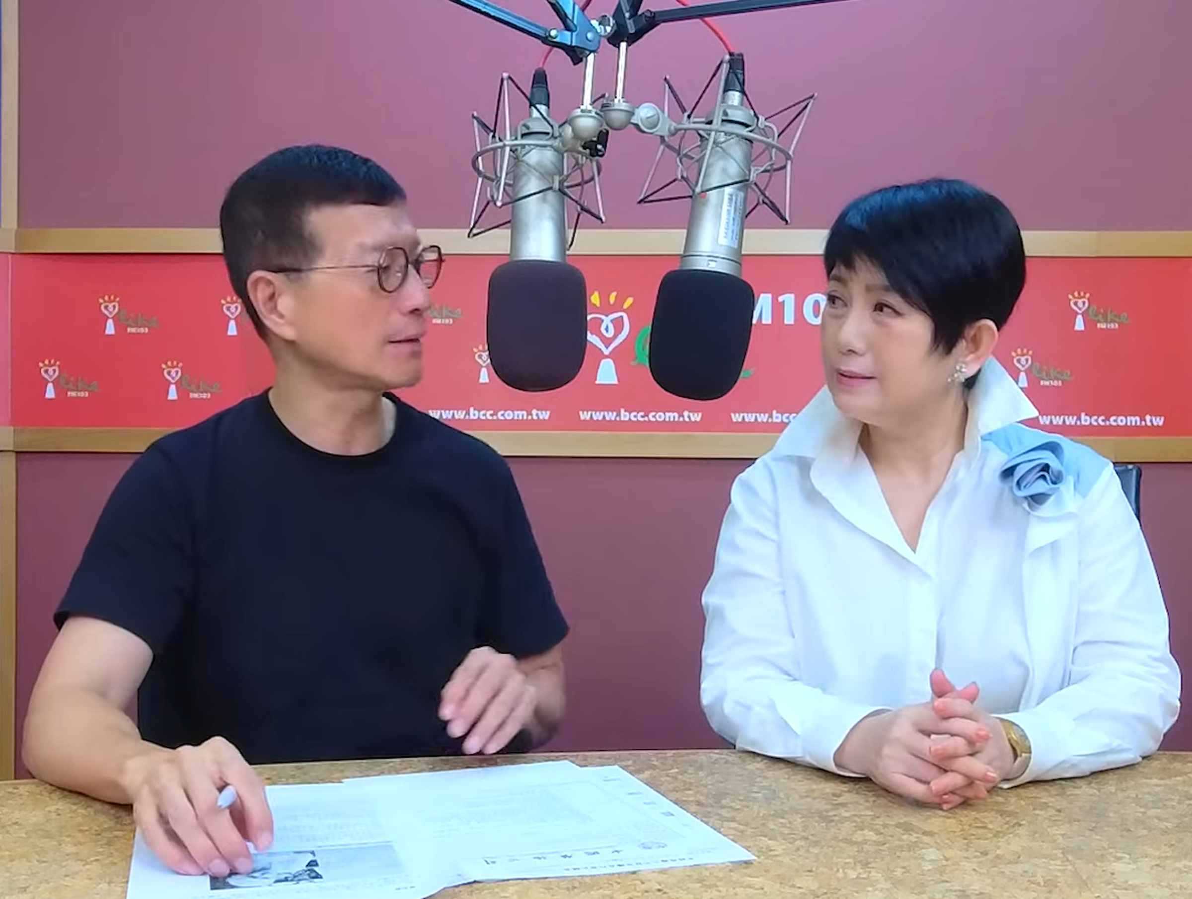 賀瓏在中廣的節目接連缺席，已連續5集都由吳若權（左）代班。（翻攝自Youtube @中廣流行網 i like radio）