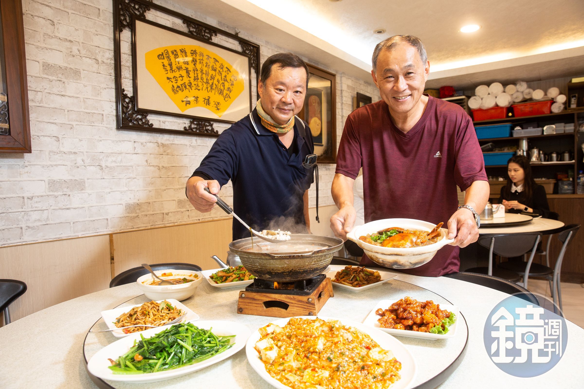 由王文志(右)、王文風(左)兄弟開設的大湖餐館,是一家在台北內湖三十多年的中菜餐廳,由於菜色道道下飯,總會讓人忍不住多扒一碗飯。