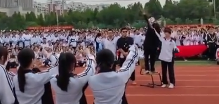中國高中生在運動會上演刺殺安倍晉三的橋段。(翻攝微博)