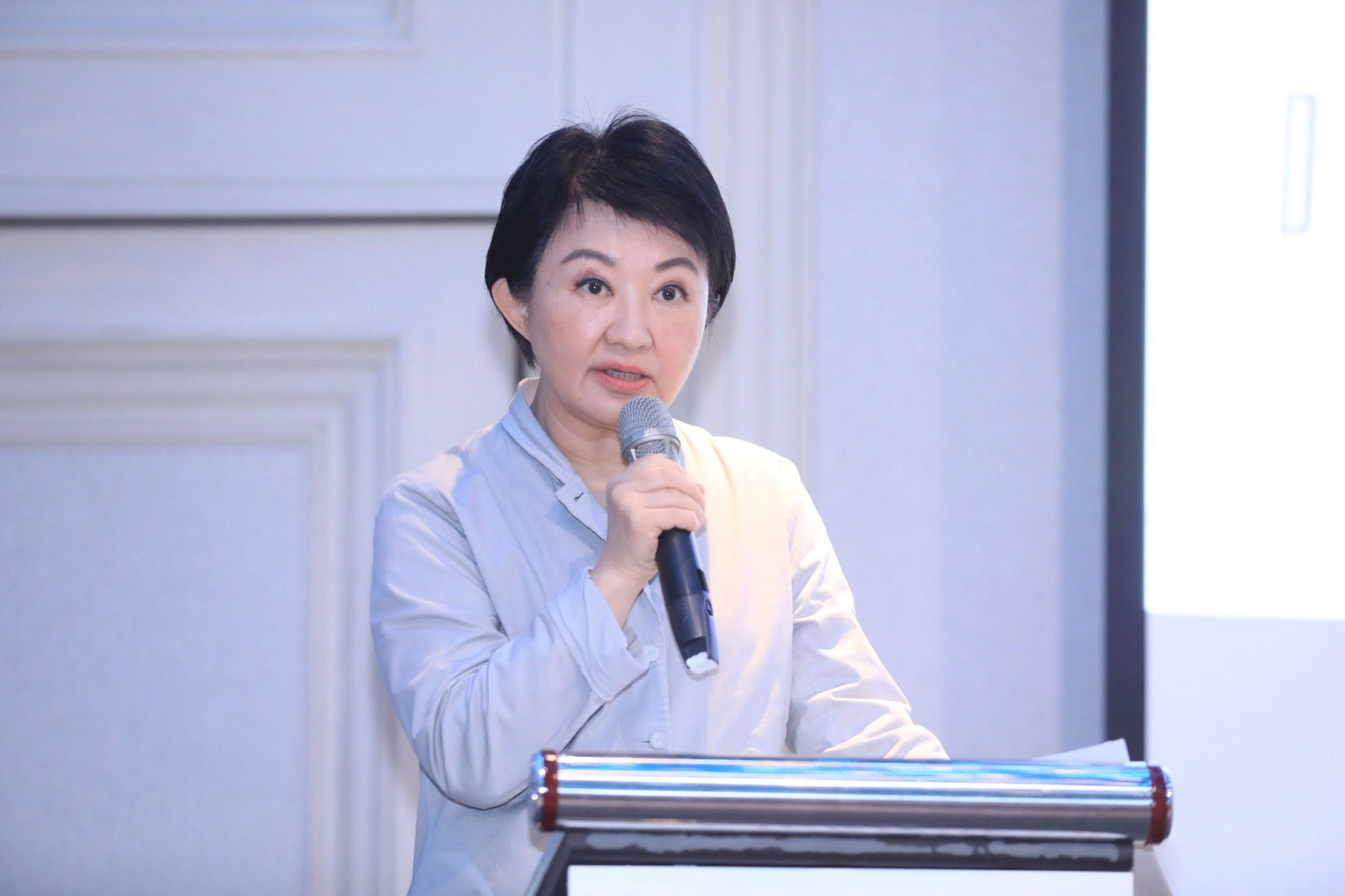 盧秀燕今受訪時，絕口不提藍白砍預算，反而多次提到總統府「棄單」弱勢團體的中秋禮盒。（翻攝自盧秀燕臉書）