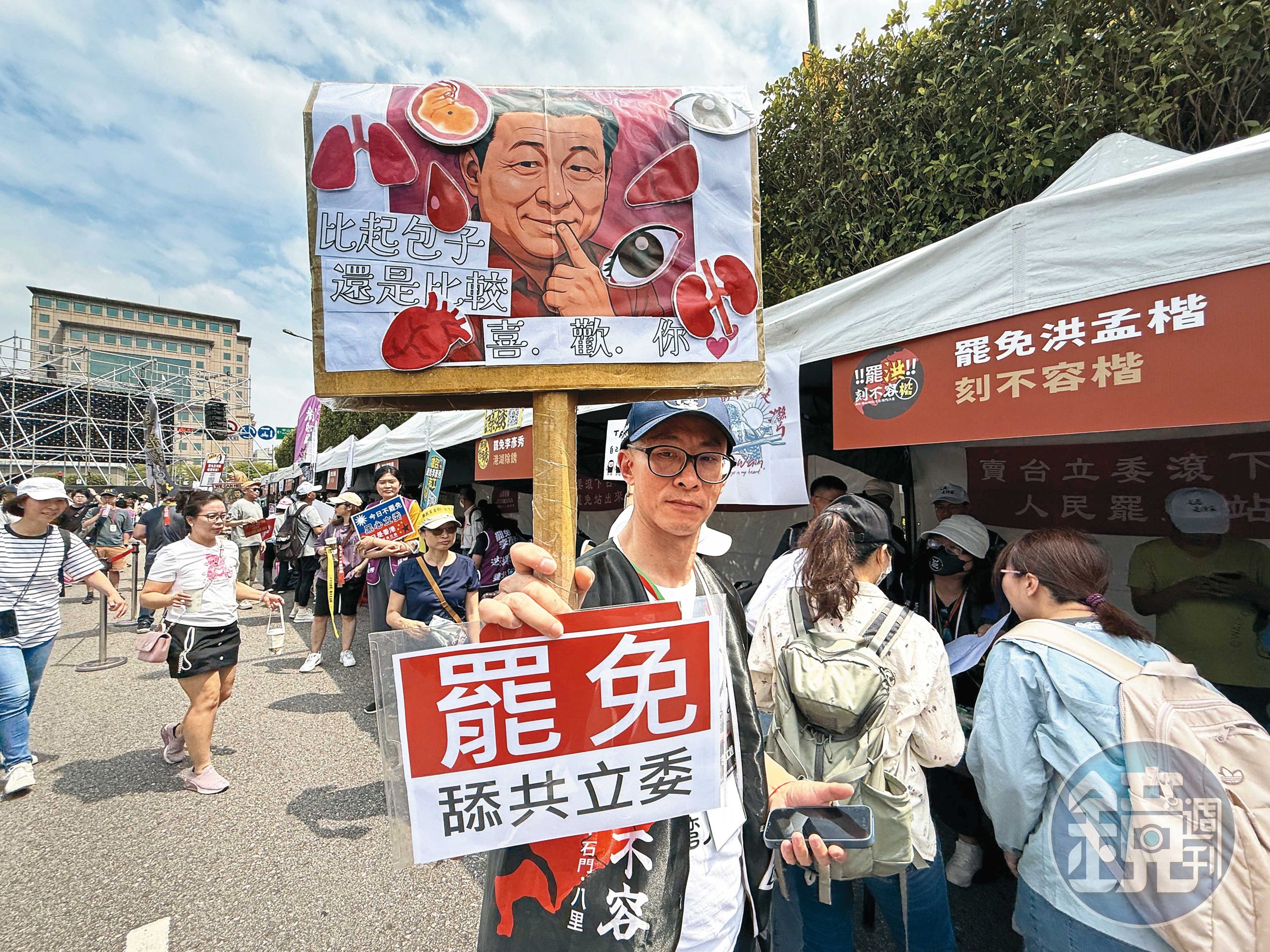 清明連假後共諜案、關稅戰等議題分散輿論對罷免議題的討論,但罷團仍在基層持續透過陸戰衝連署。(鏡報新聞網)