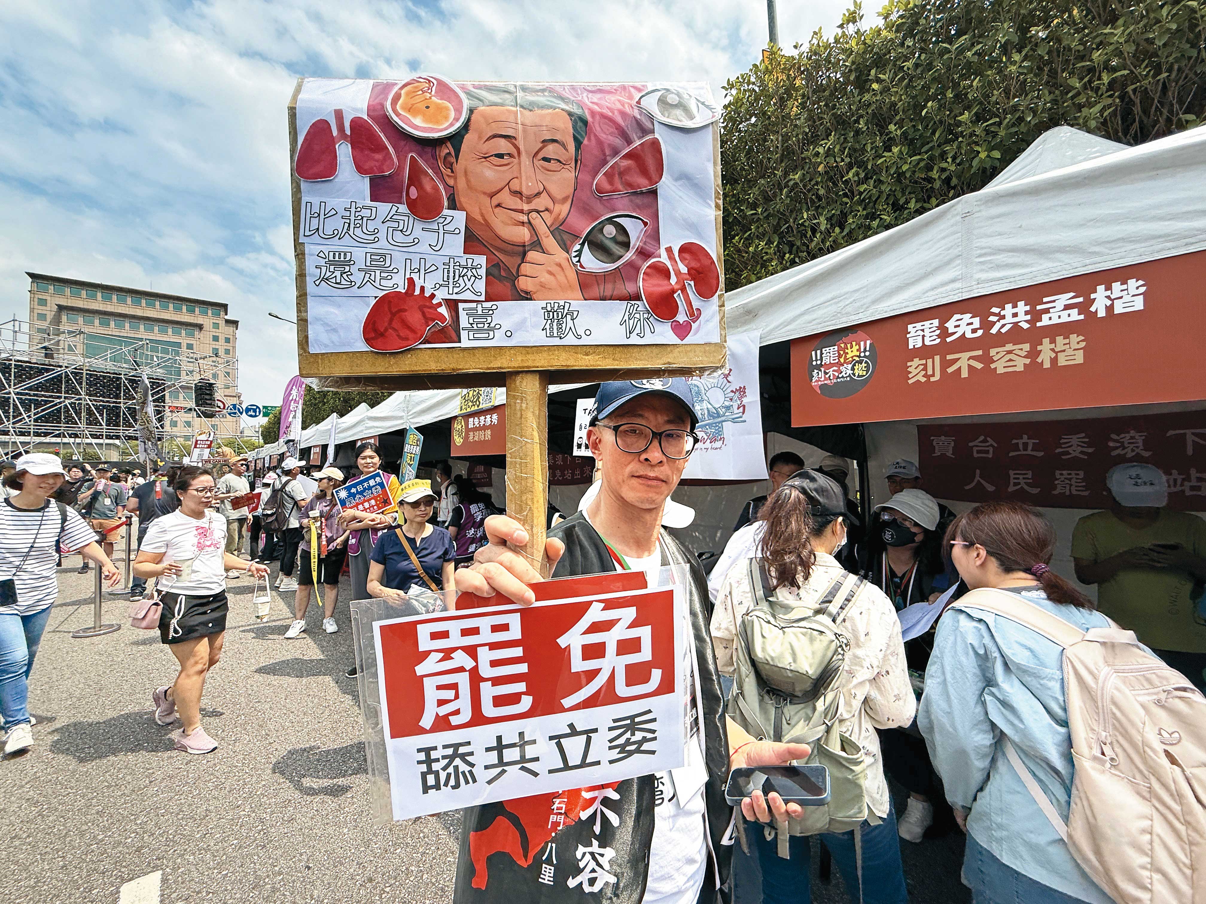 清明連假後共諜案、關稅戰等議題分散輿論對罷免議題的討論，但罷團仍在基層持續透過陸戰衝連署。（鏡報新聞網）